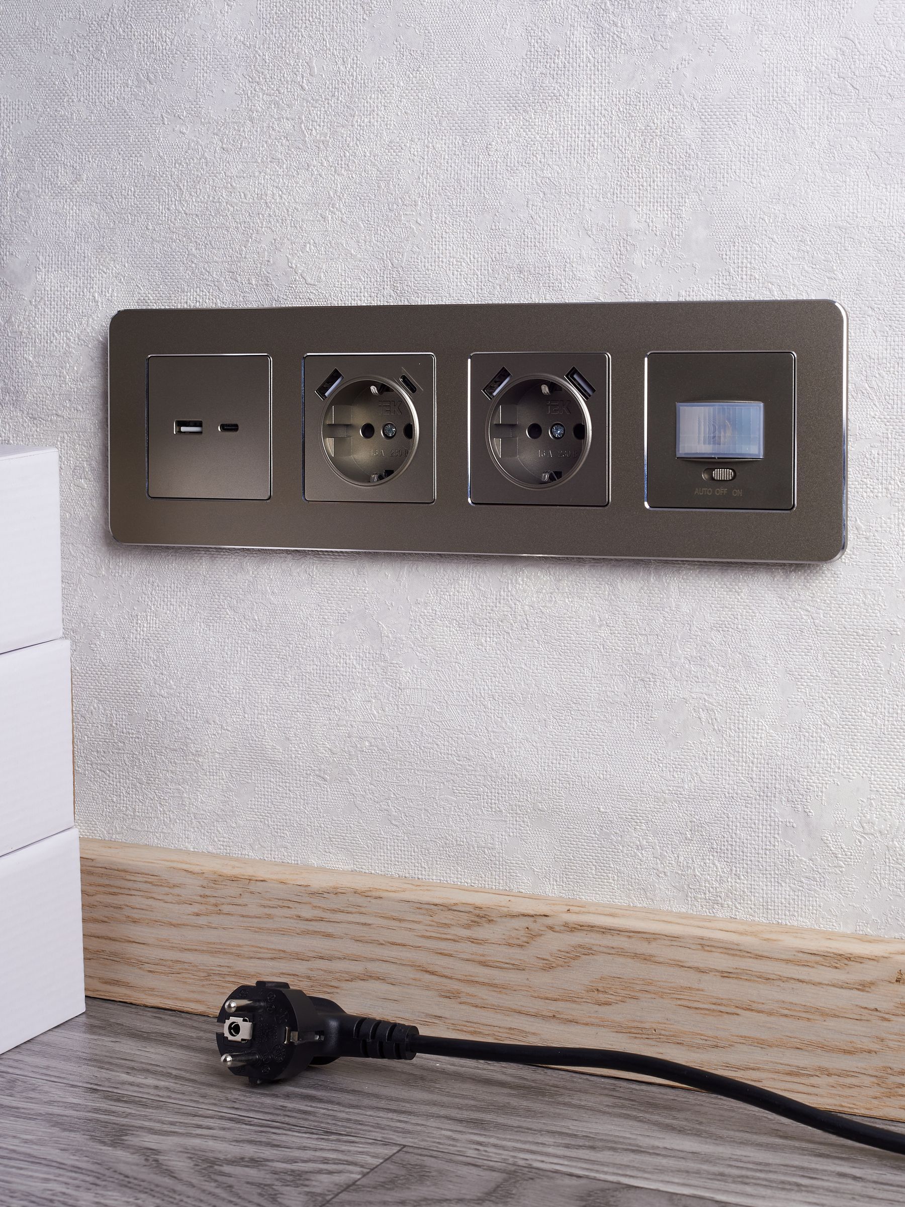 BRITE Розетка 1-местная с заземлением с защитными шторками 16А с USB A+C 18Вт РЮш11-1-БрШ шампань IEK - Фото 6