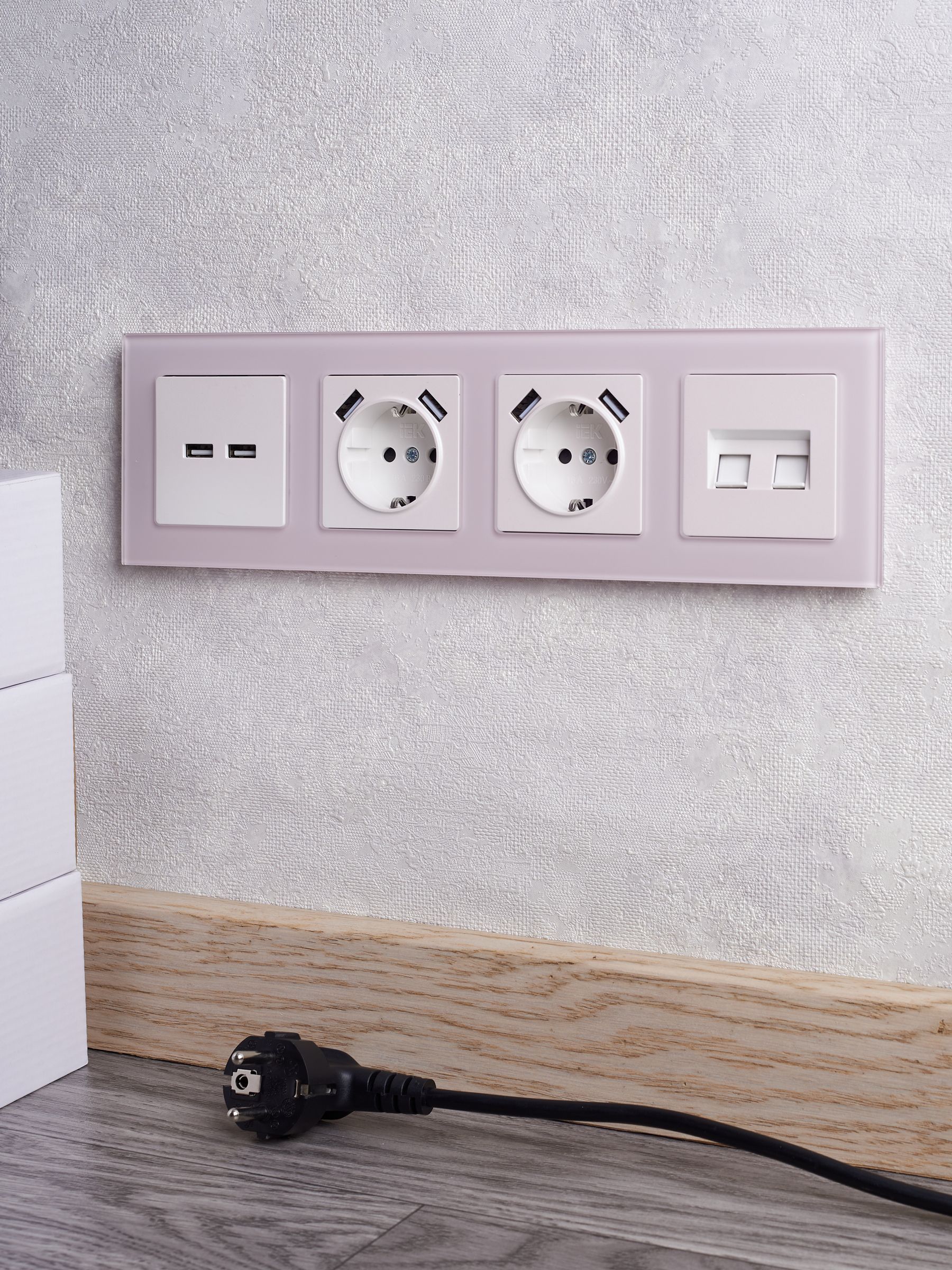 BRITE Рамка 4-местная РУ-4-2-Бр стекло розовый матовый IEK - Фото 6