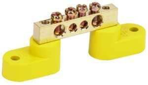 Шина PE "земля" на двух угловых изоляторах ШНИ-6х9-4-У2-Ж IEK YNN10-69-4C2-K05