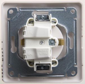 Розетка 1-м СП Glossa 16А IP20 с заземл. защ. шторки с крышкой в сборе перламутр. SE GSL000646 1180343