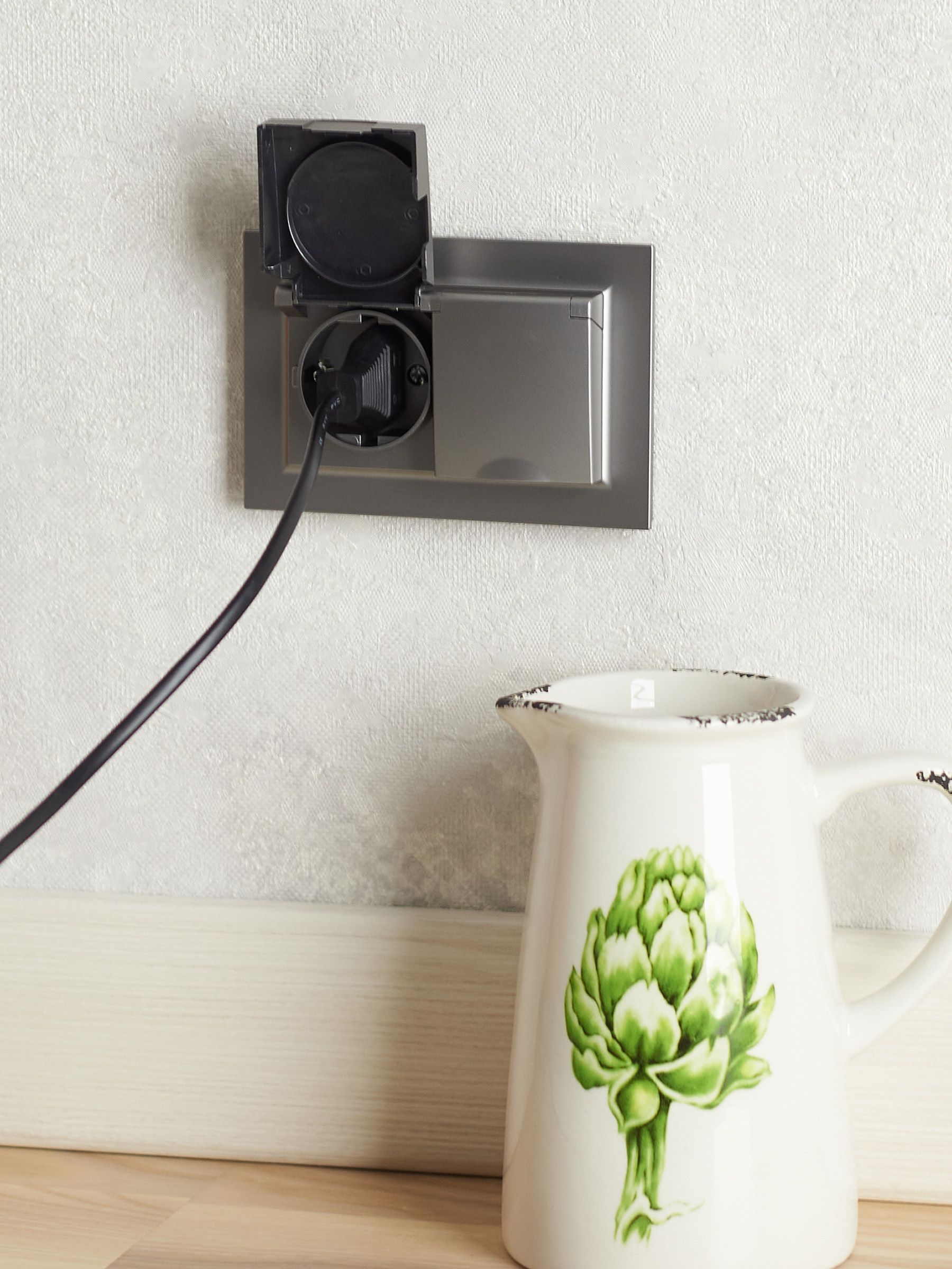 BRITE Розетка 2-местная с заземлением с защитными шторками и крышкой 16А в сборе IP44 РСбш12-3-44-БрС сталь IEK - Фото 4