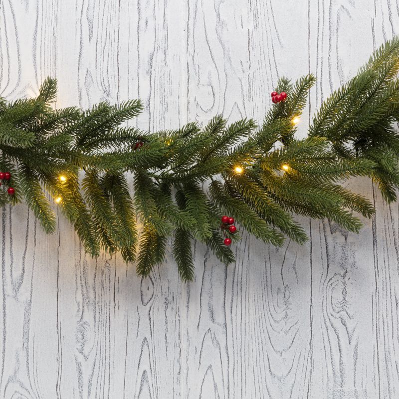 Еловый шлейф с ягодами и гирляндой NEON-NIGHT 1.8 м, 30 LED, 31 В, литой, теплое белое свечение 307-113