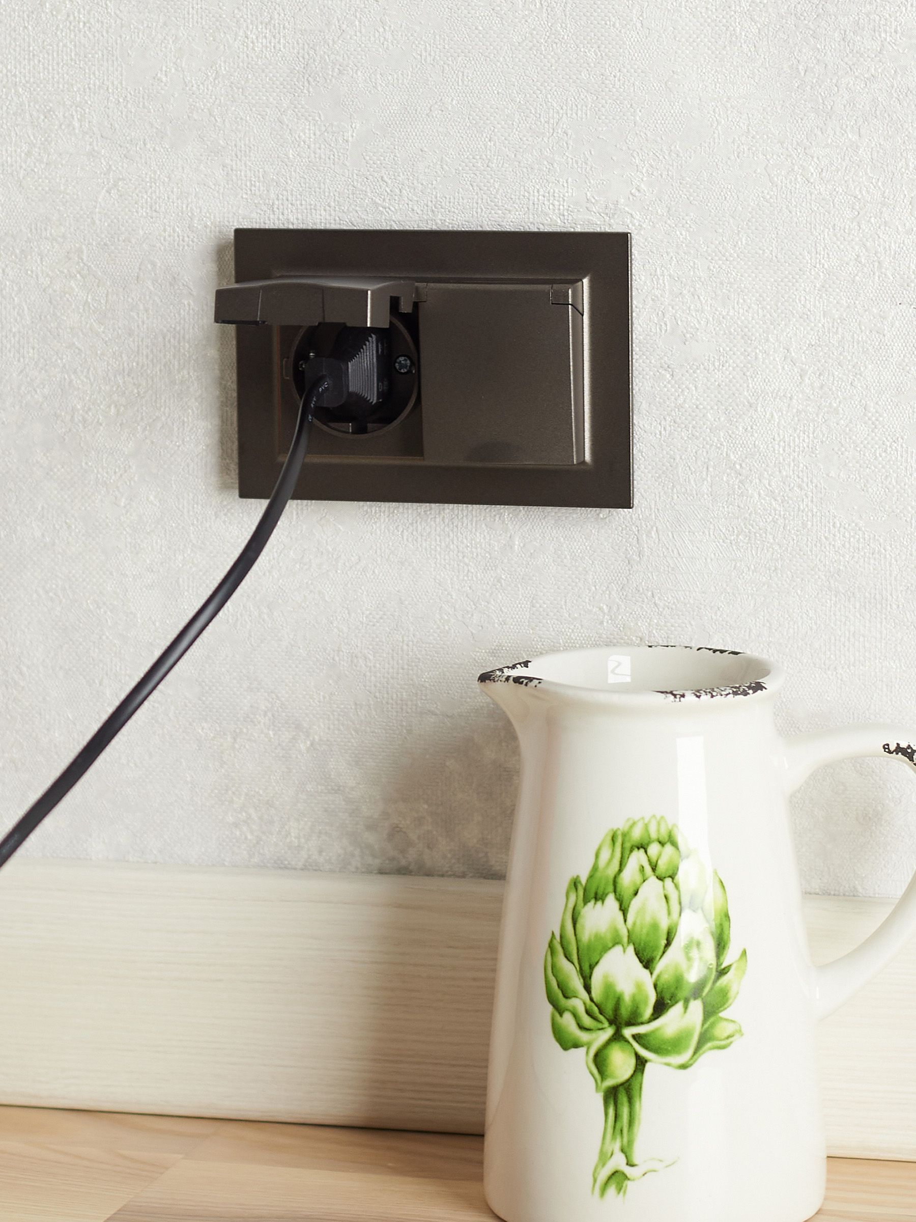 BRITE Розетка 2-местная с заземлением с защитными шторками и крышкой 16А в сборе IP44 РСбш12-3-44-БрТБ темная бронза IEK - Фото 8