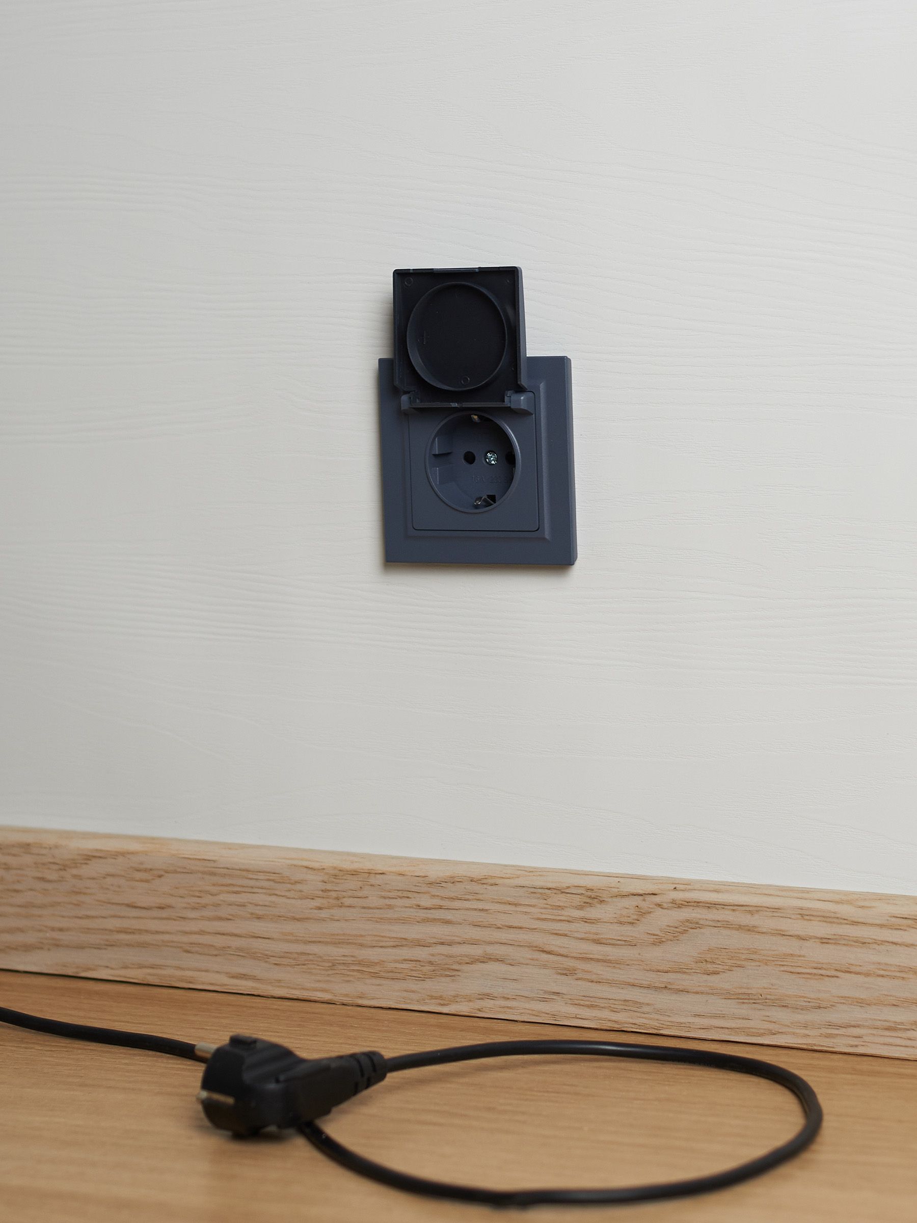 BRITE Розетка 1-местная с заземлением с защитными шторками и крышкой 16А IP44 РСбш10-3-44-БрМ маренго IEK - Фото 5