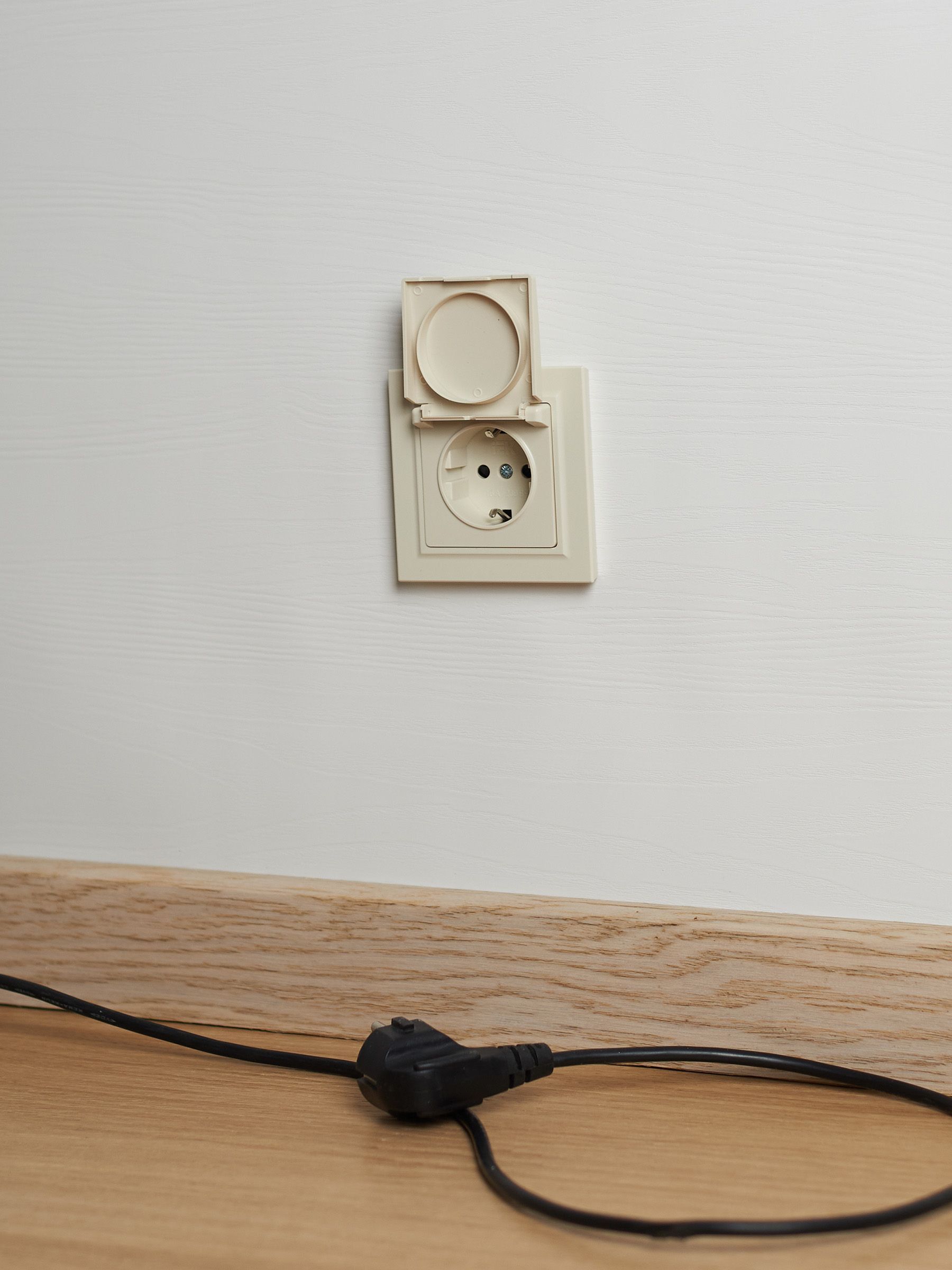 BRITE Розетка 1-местная с заземлением с защитными шторками и крышкой 16А IP44 РСбш10-3-44-БрКр бежевый IEK - Фото 8