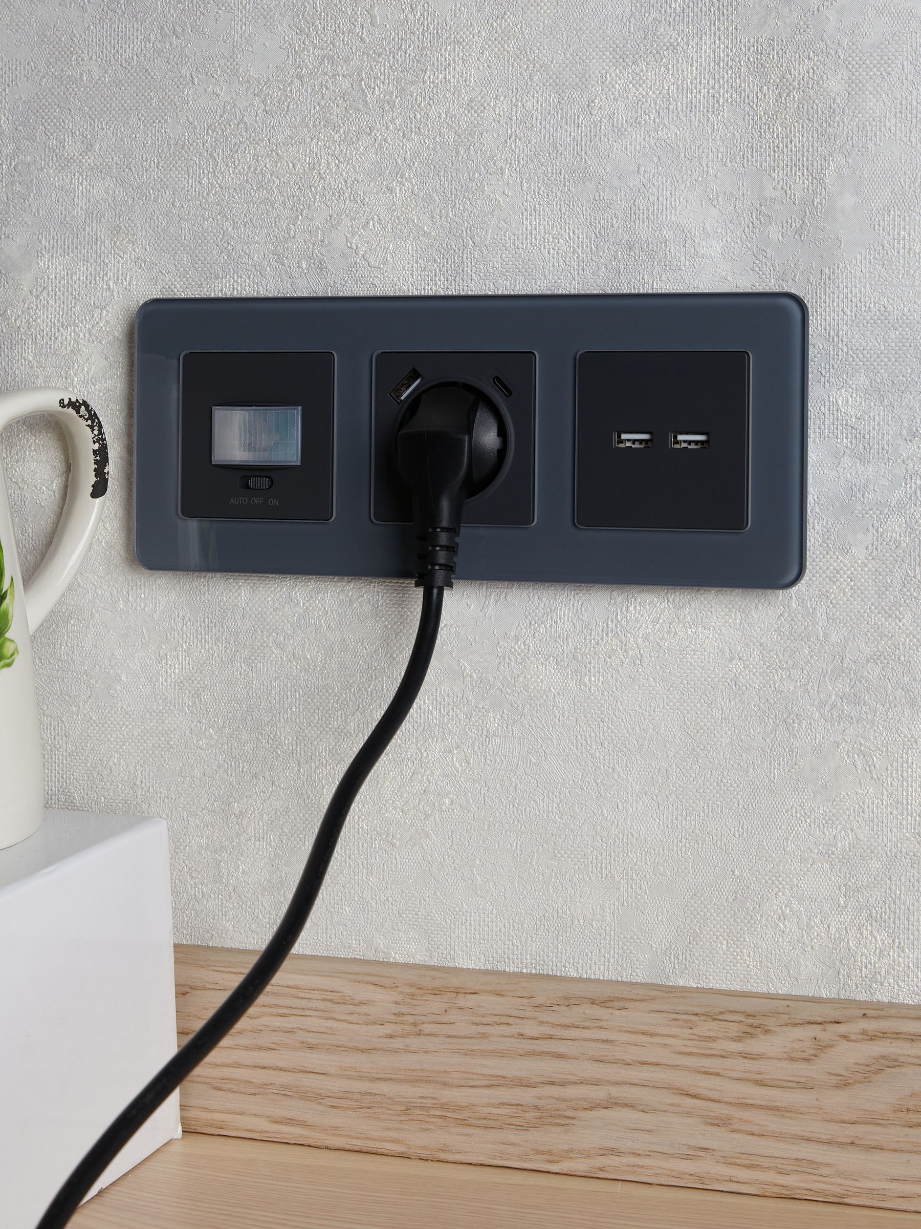 BRITE Розетка 1-местная с заземлением с защитными шторками 16А с USB A+C 18Вт РЮш11-1-БрГ графит IEK - Фото 3