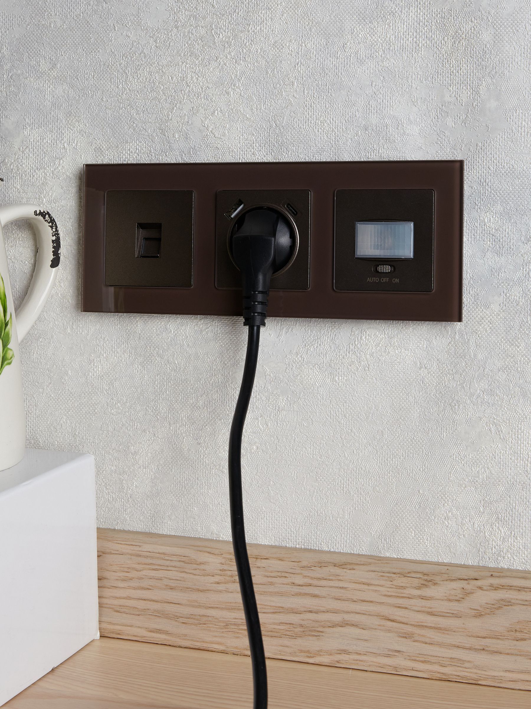 BRITE Розетка 1-местная с заземлением с защитными шторками 16А с USB A+C 18Вт РЮш11-1-БрТБ темная бронза IEK - Фото 2