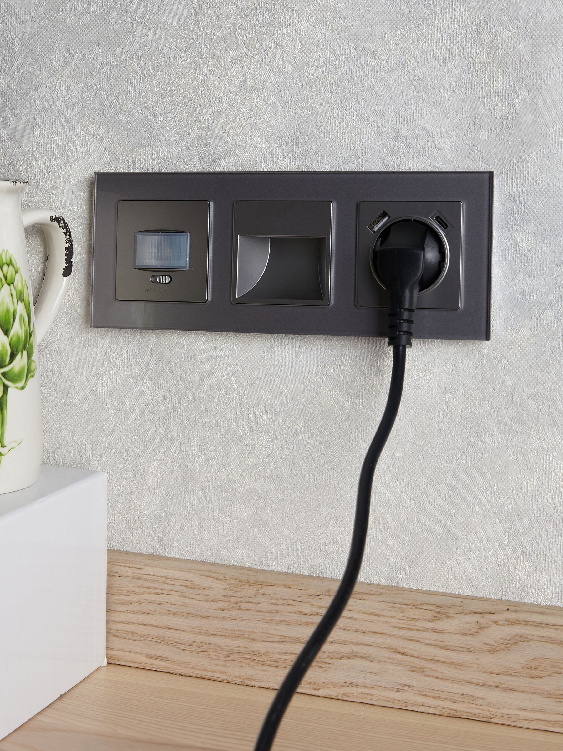 BRITE Розетка 1-местная с заземлением с защитными шторками 16А с USB A+C 18Вт РЮш11-1-БрС сталь IEK - Фото 6