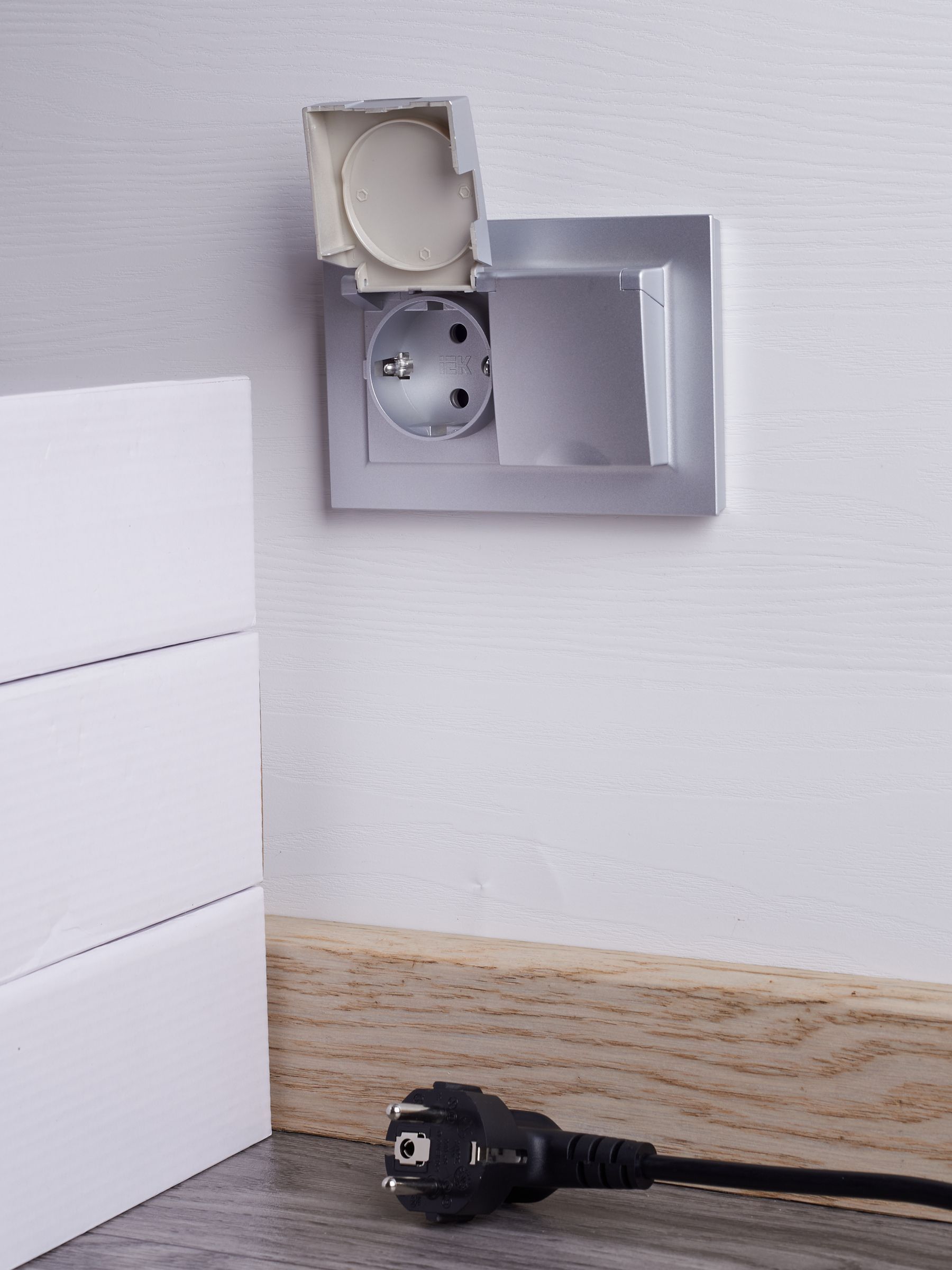 BRITE Розетка 2-местная с заземлением с защитными шторками и крышкой 16А в сборе IP44 РСбш12-3-44-БрА алюминий IEK - Фото 7