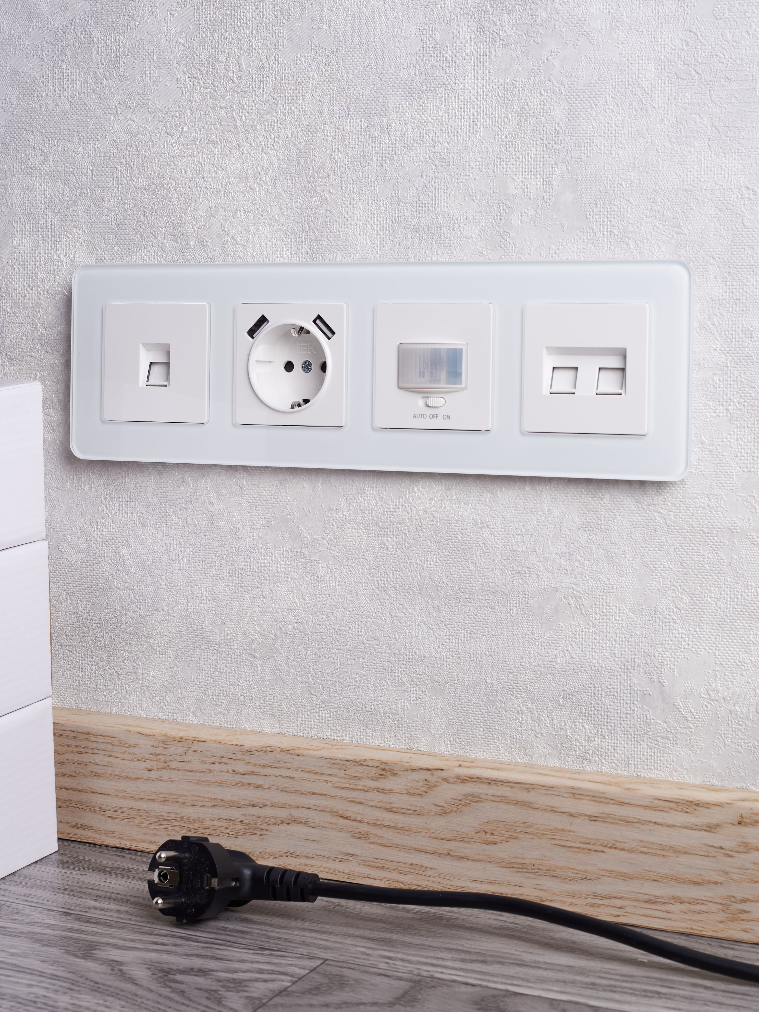 BRITE Рамка 4-местная РУ-4-2-Бр стекло белый RE IEK - Фото 6