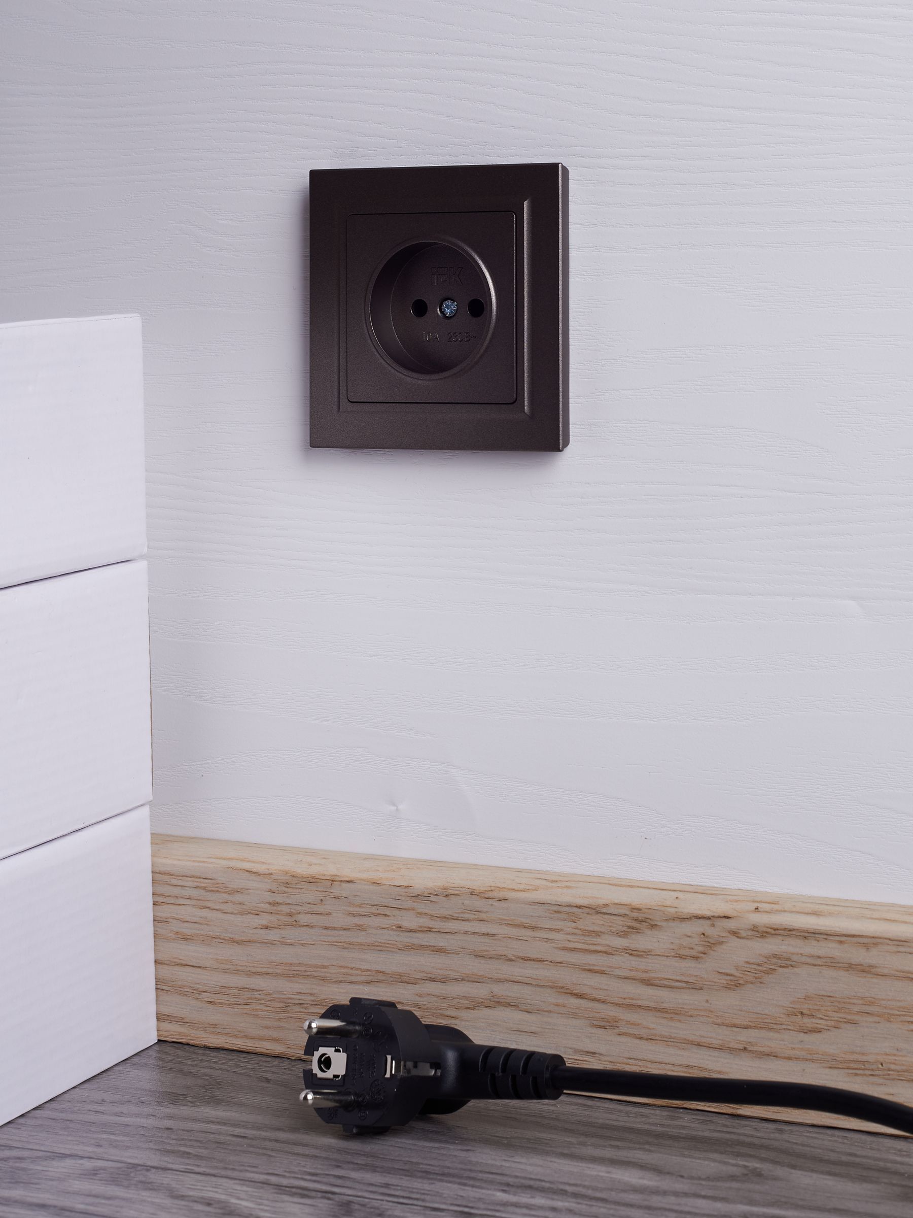 BRITE Розетка 1-местная без заземления без защитных шторок 10А в сб. РСР10-1-0-БрТБ темная бронза IEK - Фото 4