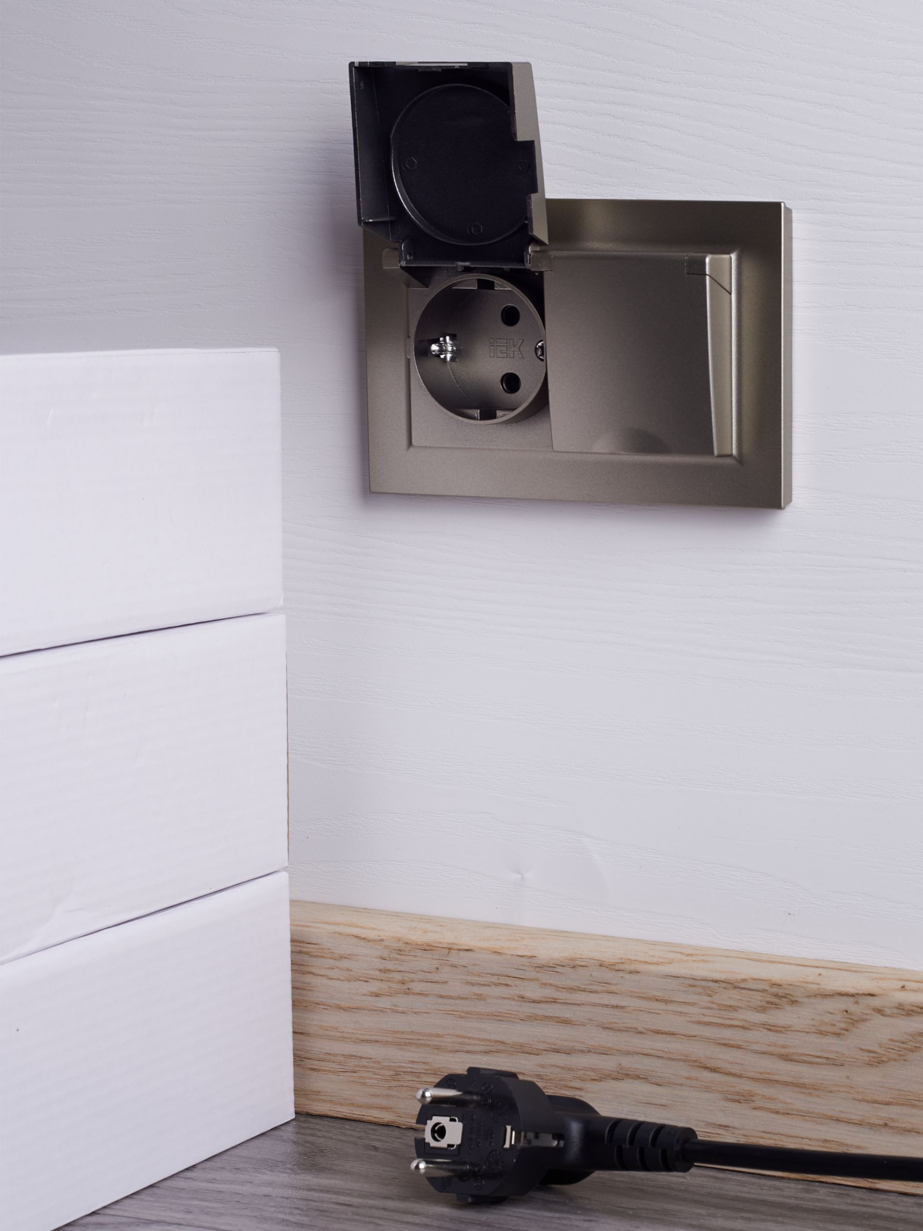 BRITE Розетка 2-местная с заземлением с защитными шторками и крышкой 16А в сборе IP44 РСбш12-3-44-БрШ шампань IEK - Фото 5