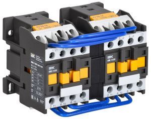 Контактор КМИ-11230 реверс 12А 230В/АС3 2NO IEK KKM13-012-230-20-1
