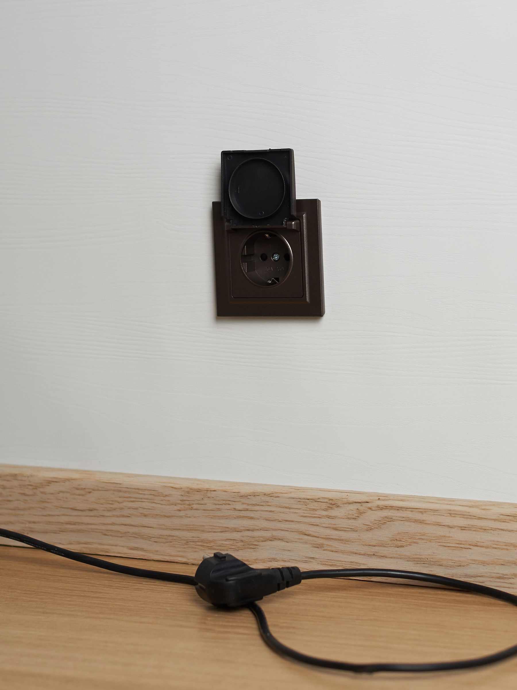 BRITE Розетка 1-местная с заземлением с защитными шторками и крышкой 16А IP20 РСбш10-3-БрТБ темная бронза IEK - Фото 5