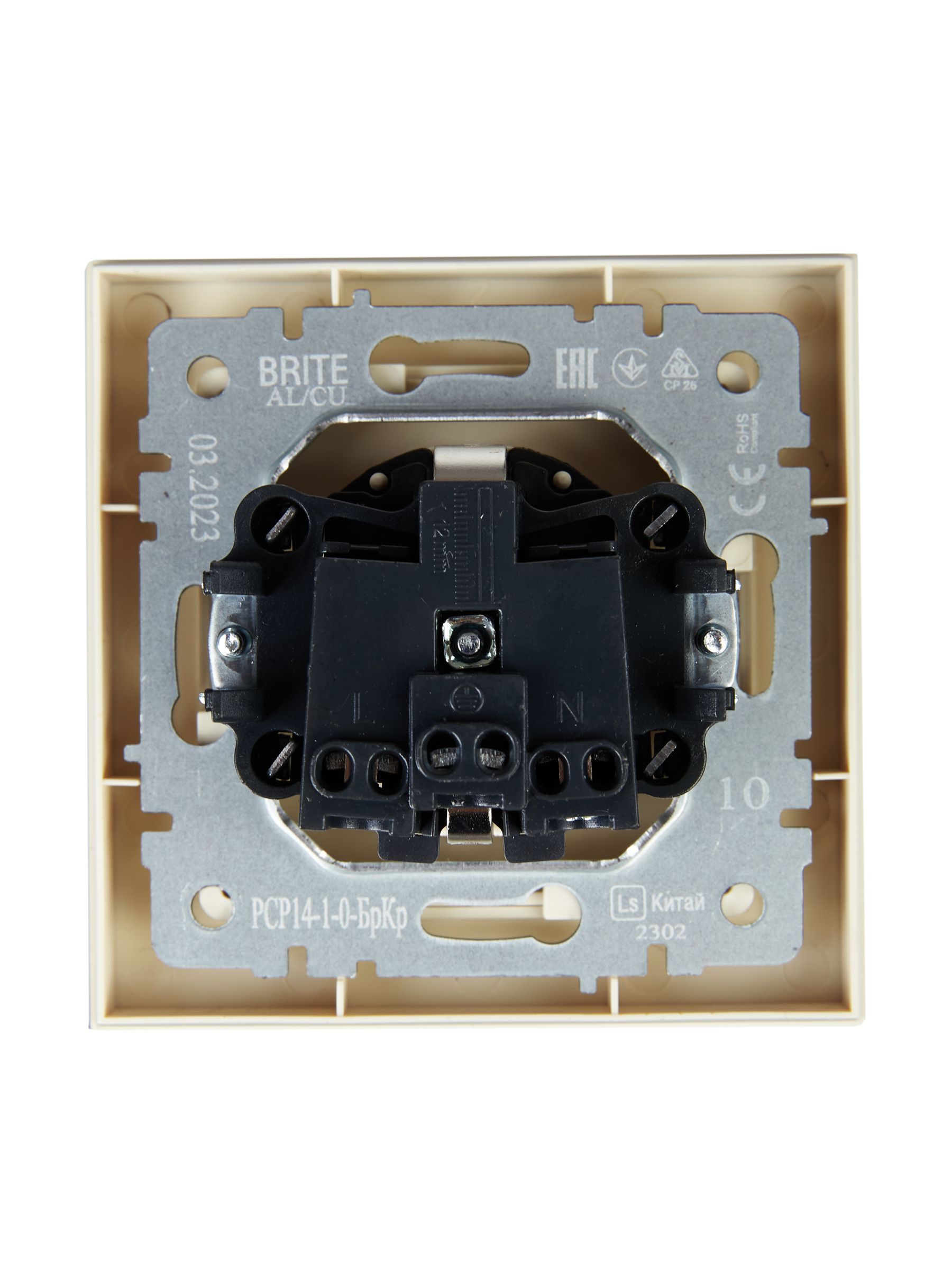 BRITE Розетка 1-местная с заземлением с защитными шторками 16А в сборе РСР14-1-0-БрКр бежевый IEK - Фото 3