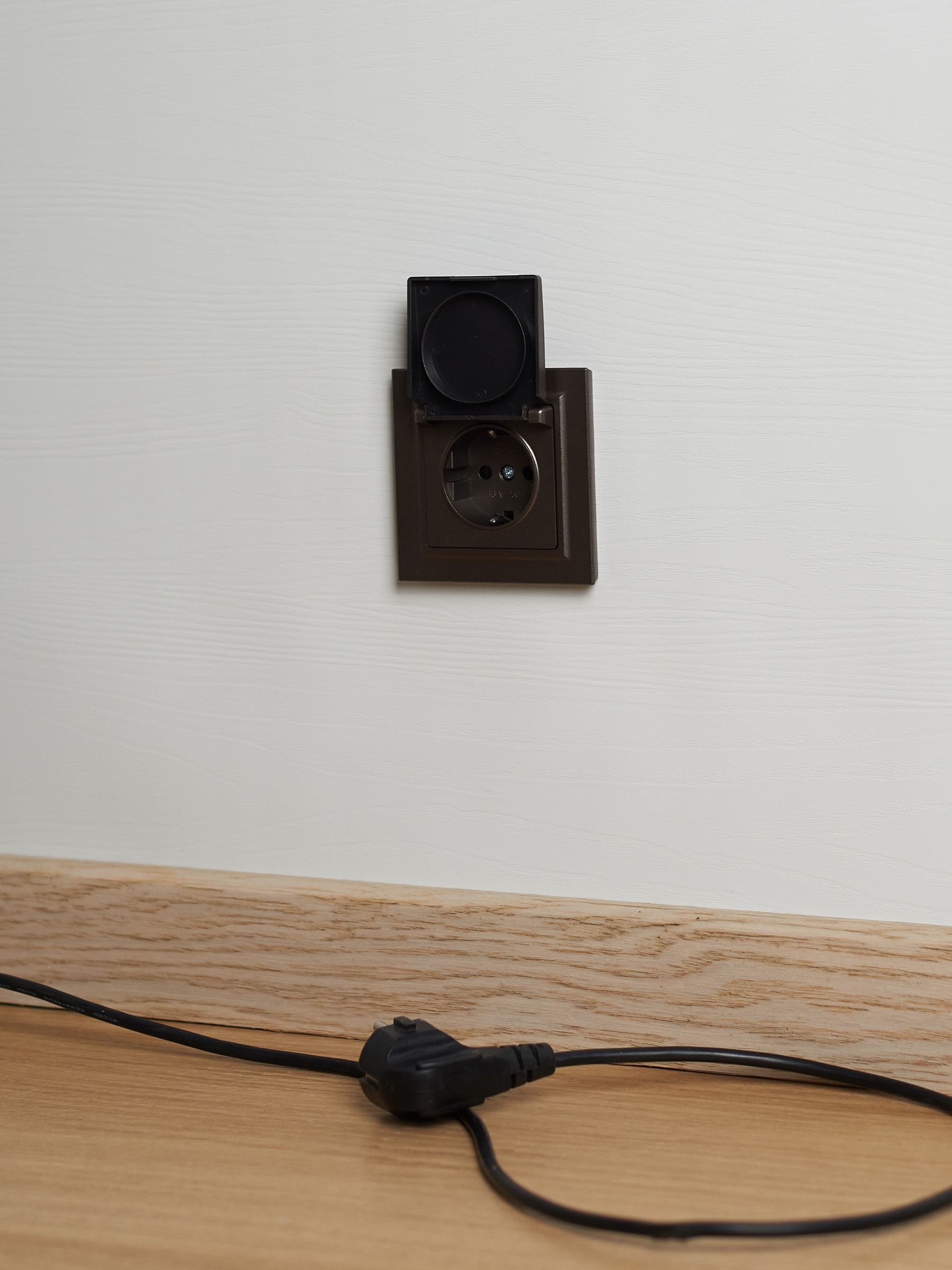 BRITE Розетка 1-местная с заземлением с защитными шторками и крышкой 16А IP44 РСбш10-3-44-БрТБ темная бронза IEK - Фото 5