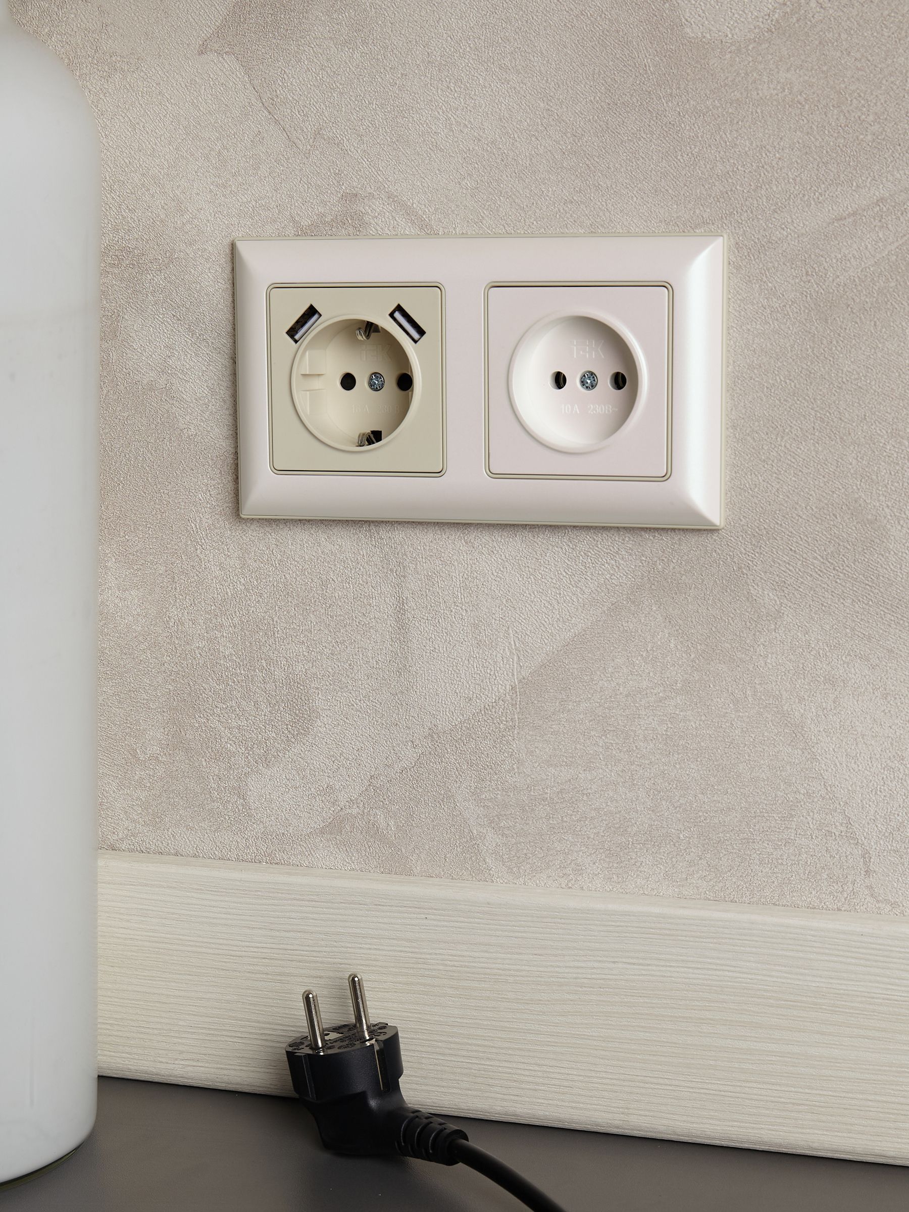 BRITE Розетка 1-местная без заземления без защитных шторок 10А РС10-1-0-БрЖ жемчуг IEK - Фото 2