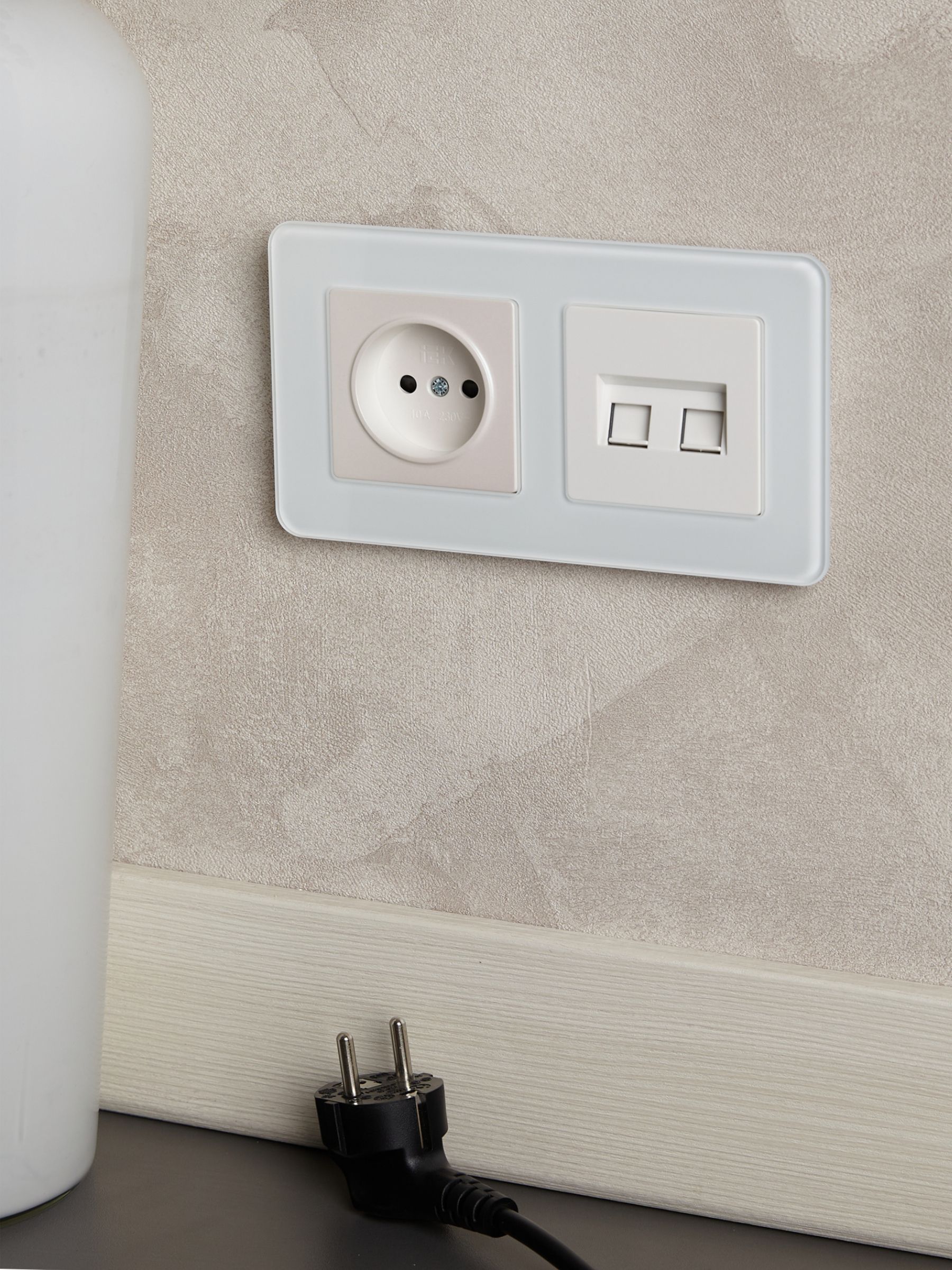 BRITE Розетка 1-местная без заземления с защитными шторками 10А РСш10-2-БрЖ жемчуг IEK - Фото 7