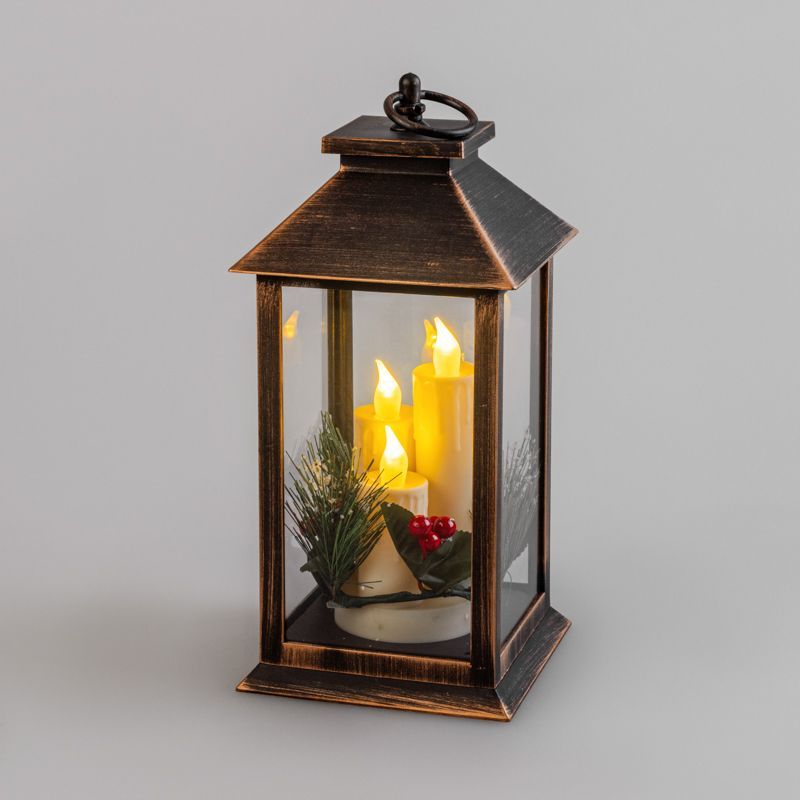 Декоративный фонарь со свечкой и шишкой, бронзовый корпус, размер 14x14x27 см, цвет теплый белый 513-048