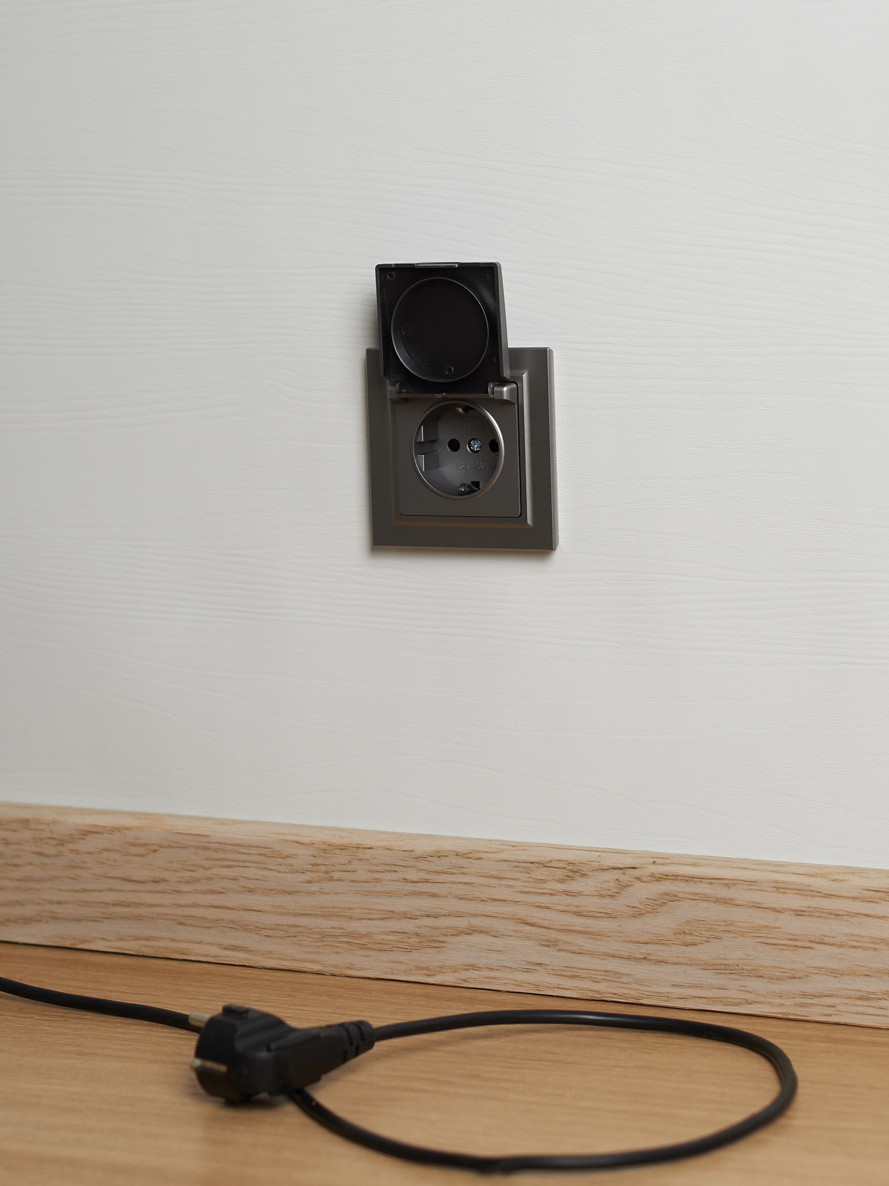 BRITE Розетка 1-местная с заземлением с защитными шторками и крышкой 16А IP44 РСбш10-3-44-БрС сталь IEK - Фото 10