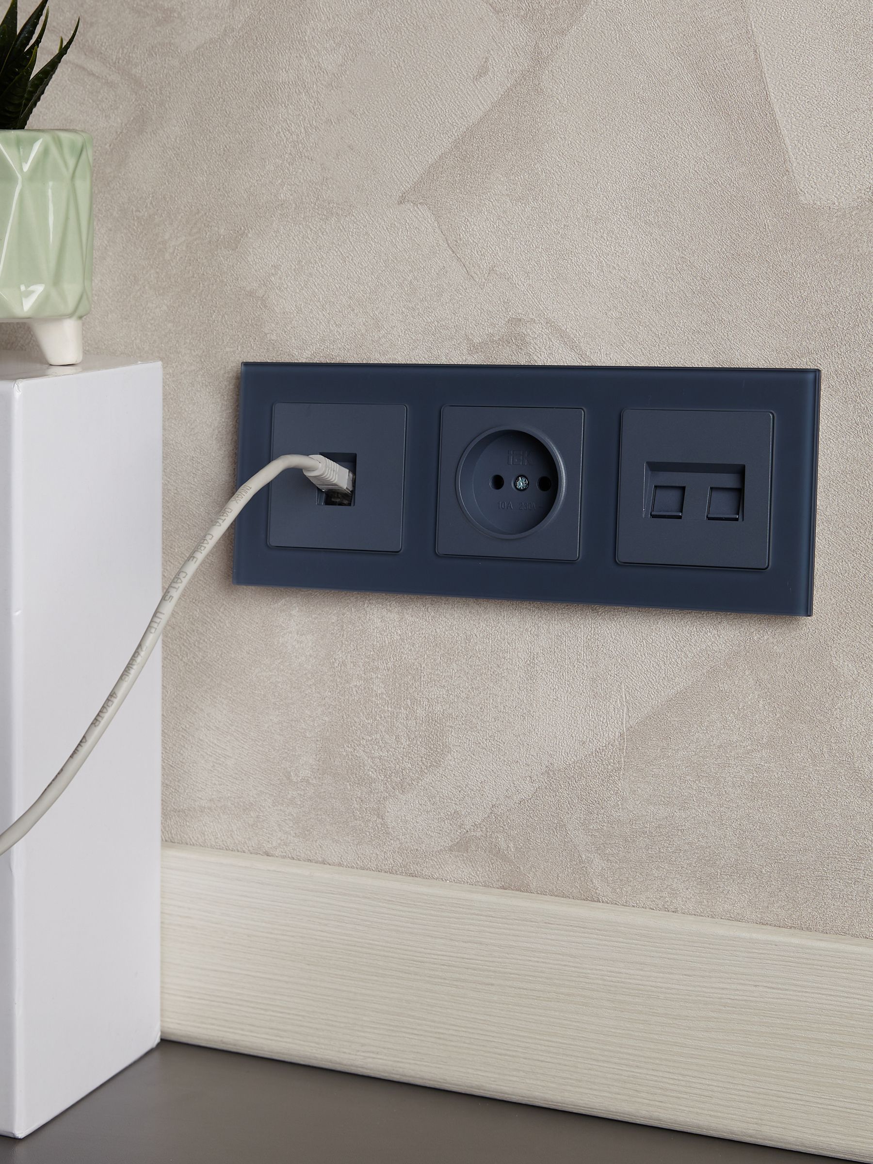 BRITE Рамка 3-местная РУ-3-2-Бр стекло маренго матовый IEK - Фото 4