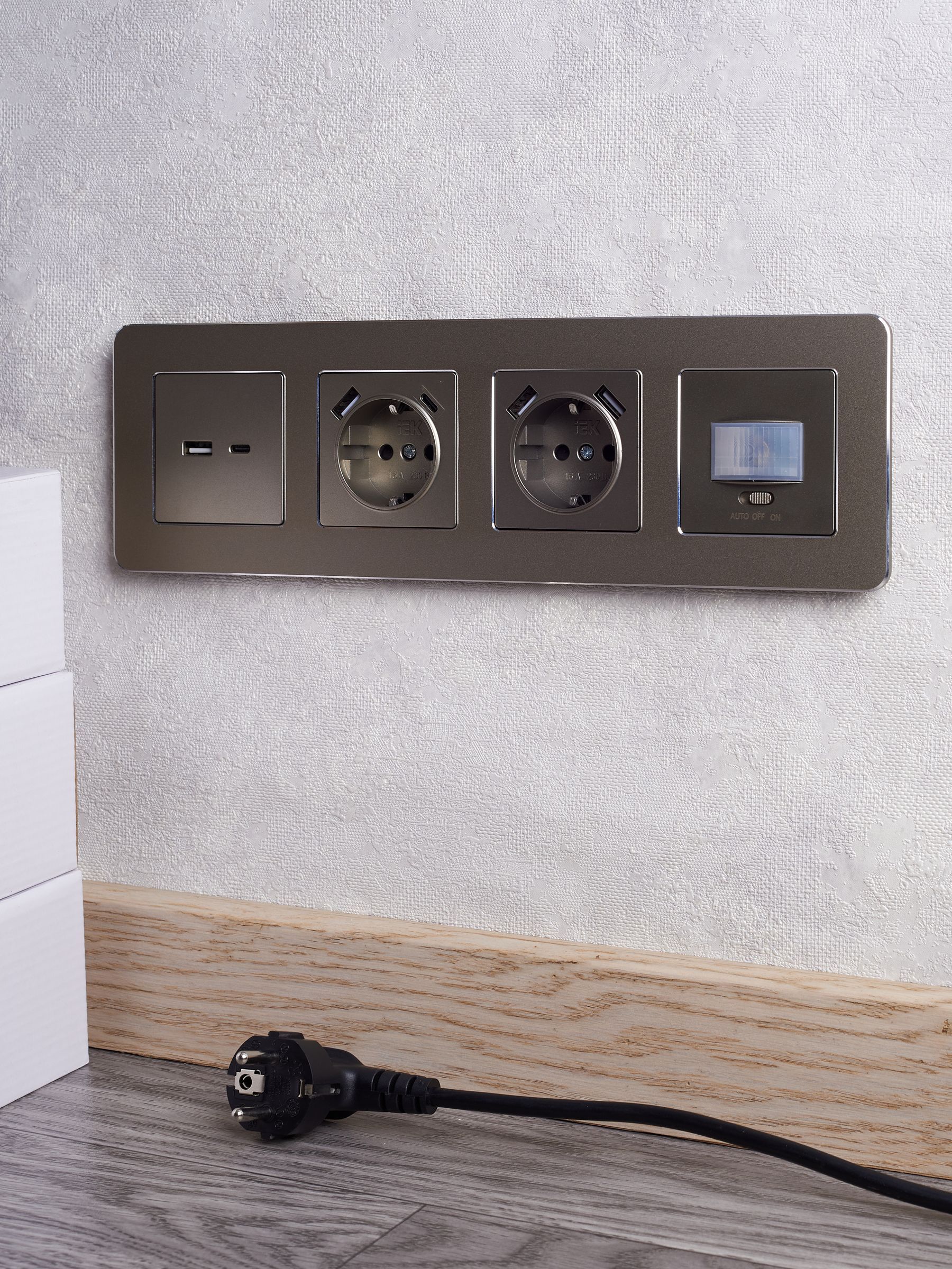 BRITE Розетка 1-местная с заземлением с защитными шторками 16А с USB A+A 5В 2,1А РЮш10-1-БрШ шампань IEK - Фото 2