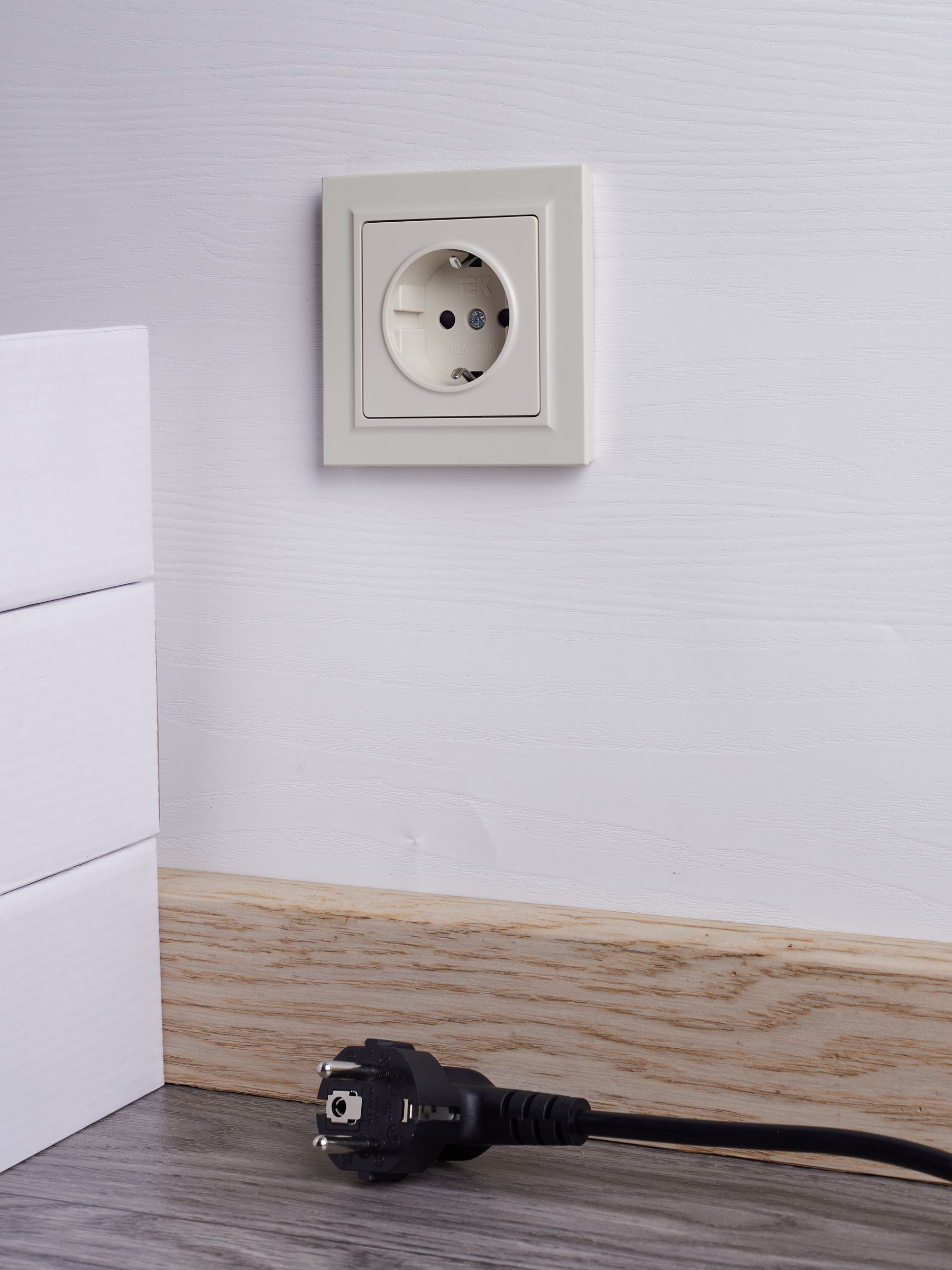 BRITE Розетка 1-местная с заземлением с защитными шторками 16А в сборе РСР14-1-0-БрКр бежевый IEK - Фото 7