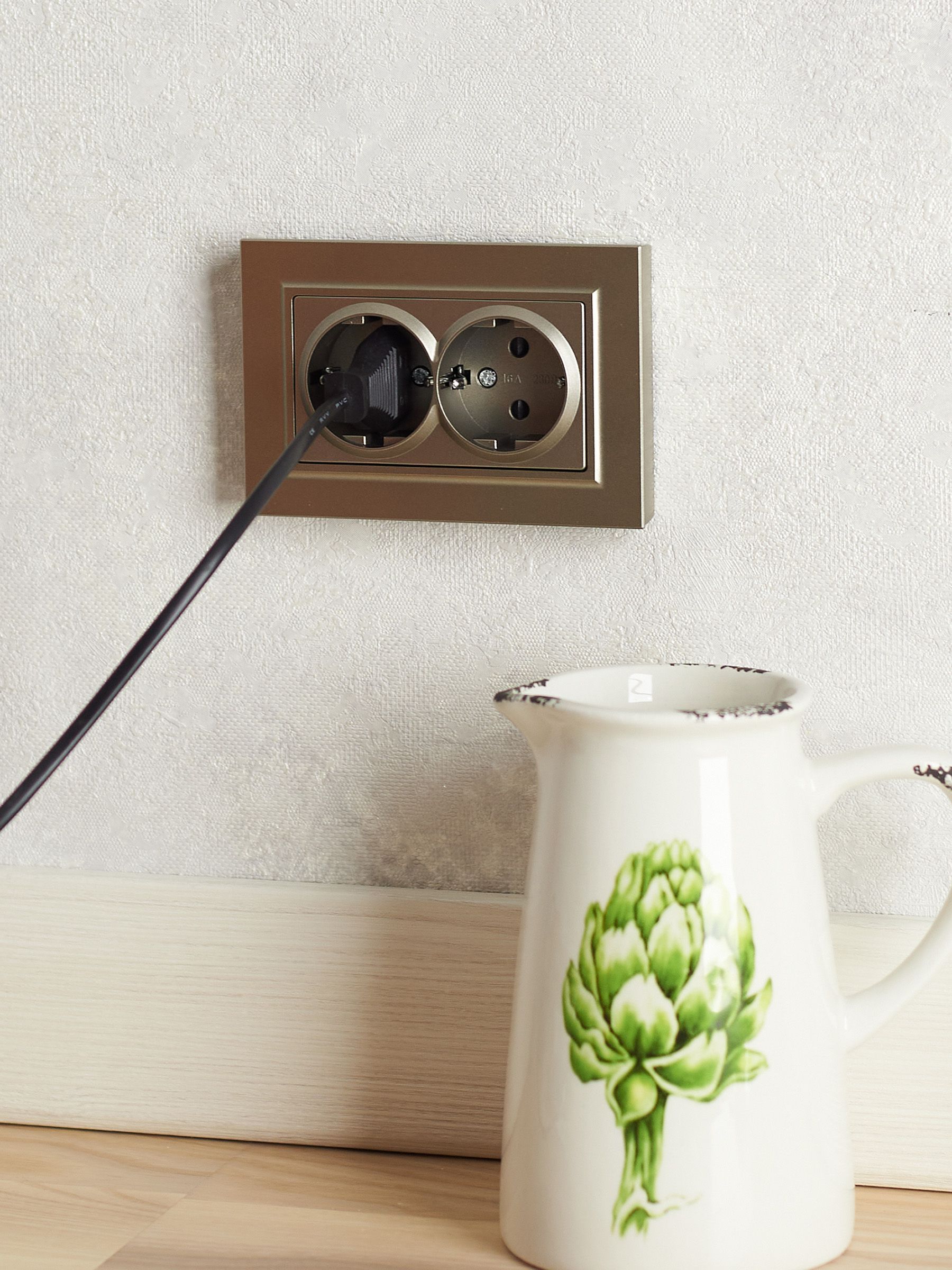 BRITE Розетка 2-местная с заземлением с защитными шторками 16А в сборе РСш12-3-БрШ шампань IEK - Фото 3