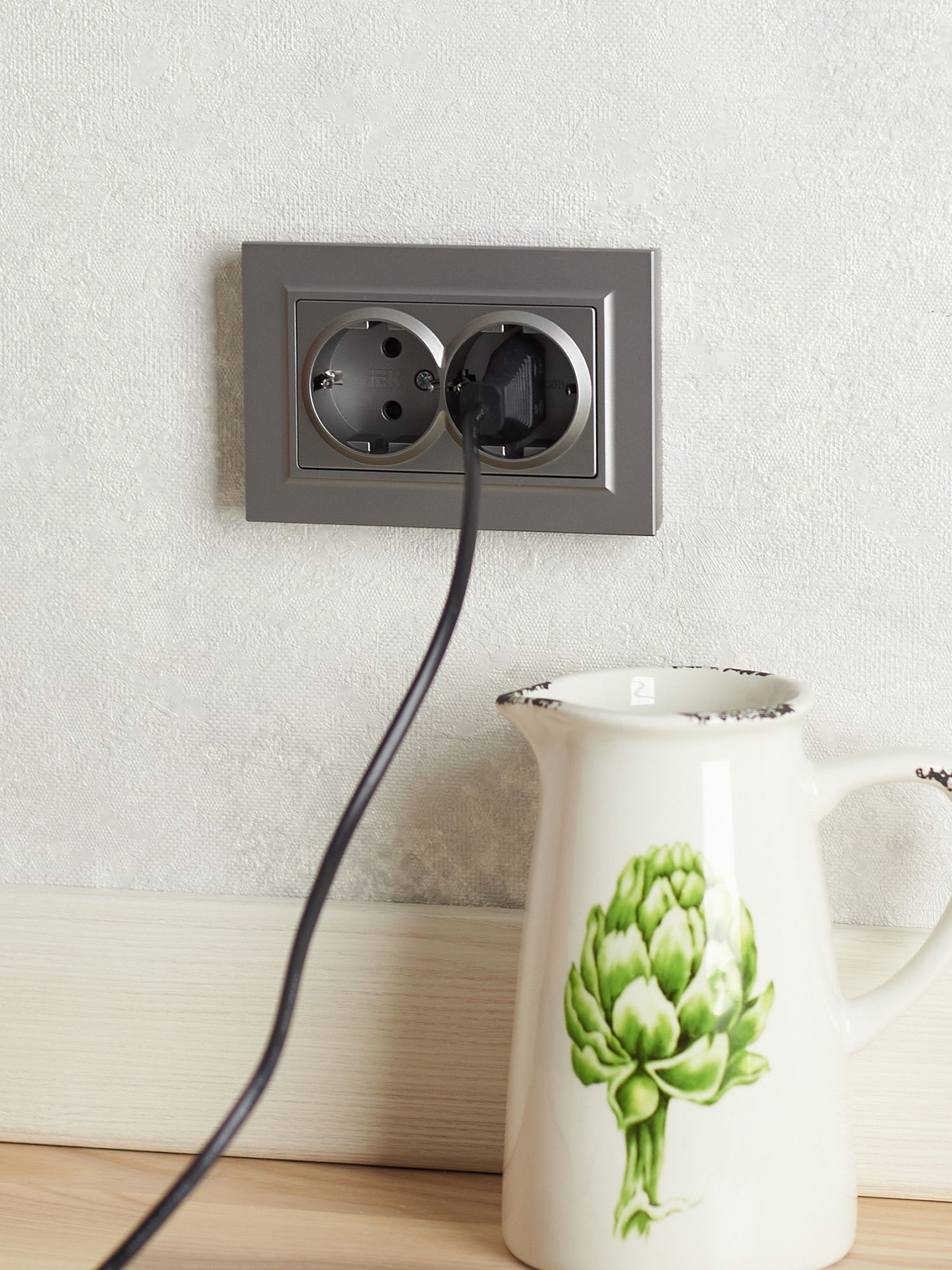 BRITE Розетка 2-местная с заземлением с защитными шторками 16А в сборе РСш12-3-БрС сталь IEK - Фото 6