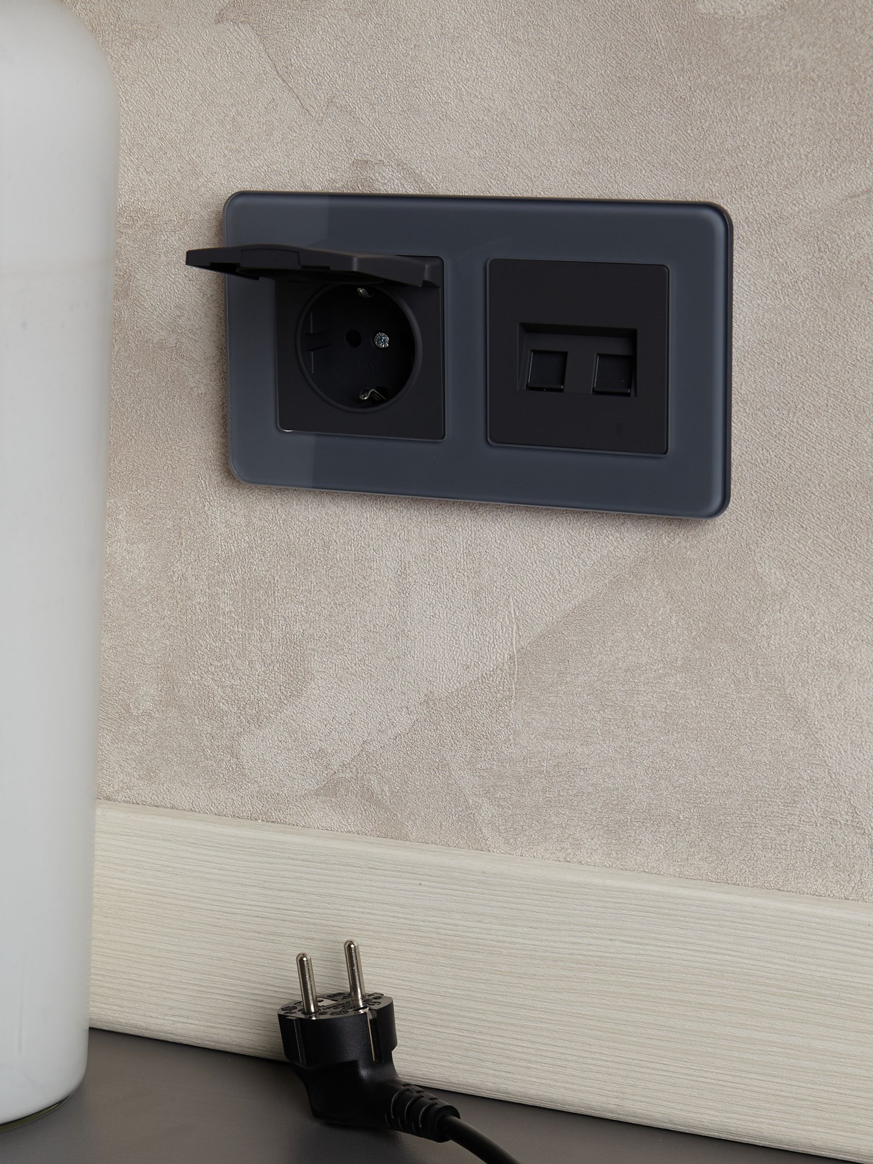 BRITE Розетка 1-местная с заземлением с защитными шторками и крышкой 16А IP20 РСбш10-3-БрГ графит IEK - Фото 8