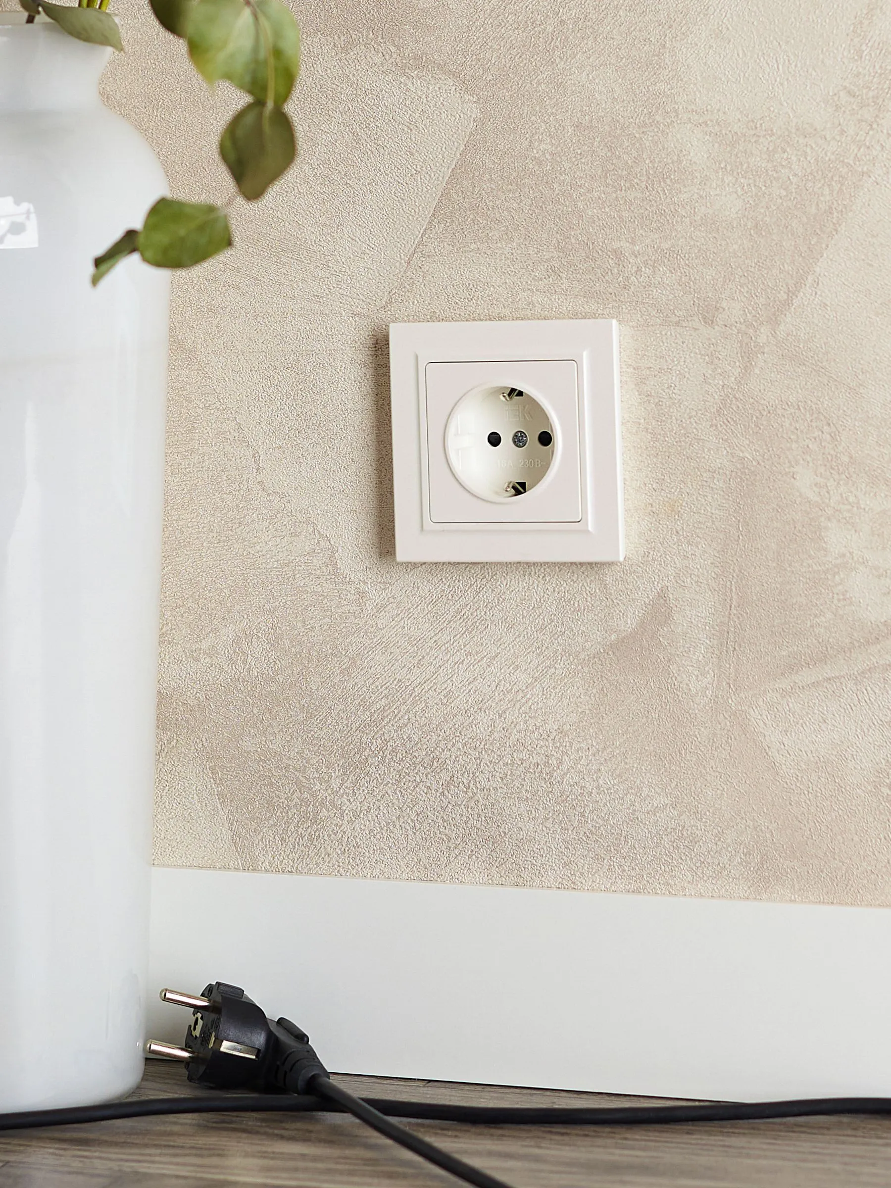 BRITE Розетка 1-местная с заземлением с защитными шторками 16А РС14-1-0-БрЖ жемчуг IEK - Фото 4