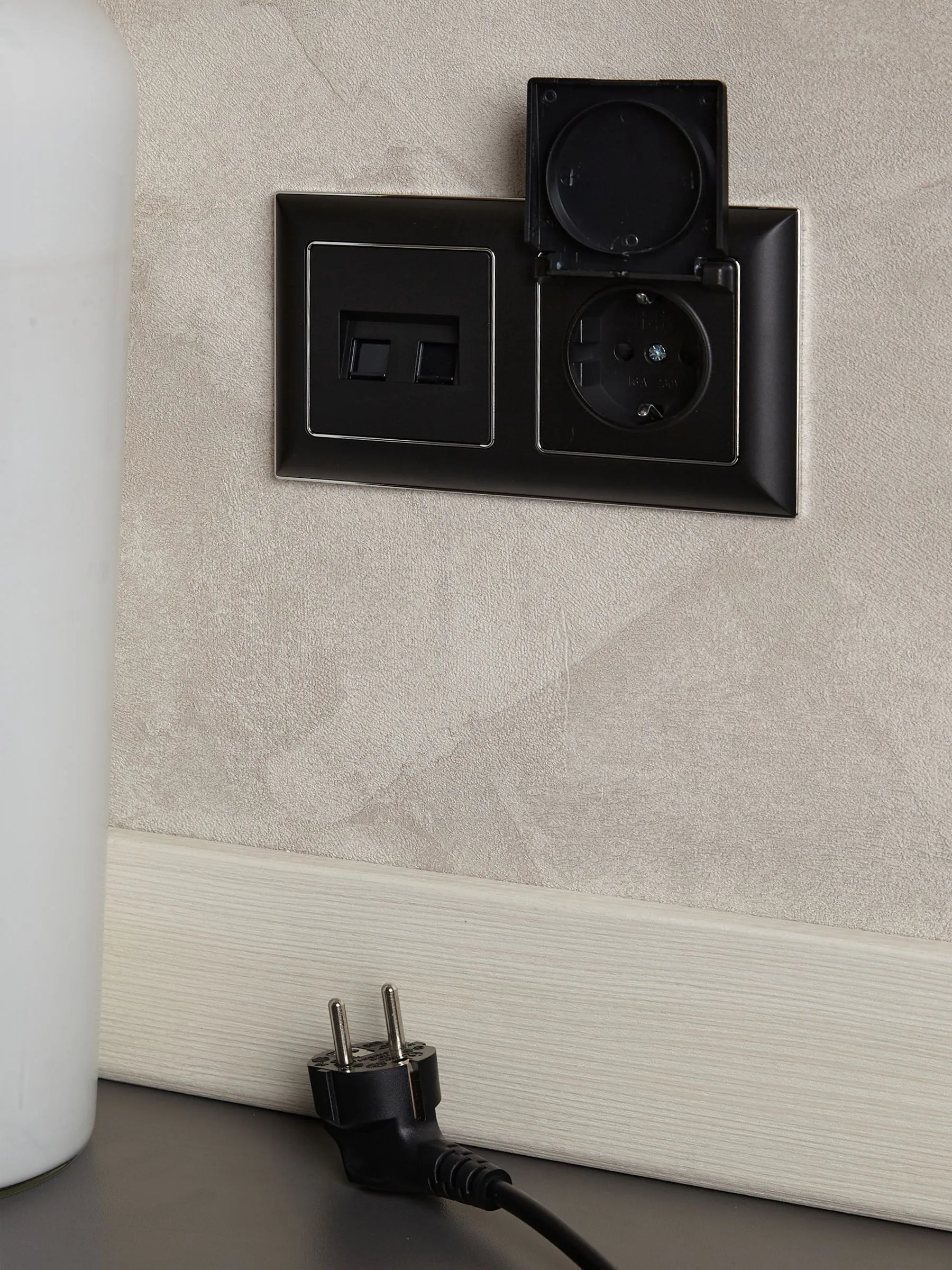 BRITE Розетка 1-местная с заземлением с защитными шторками и крышкой 16А IP20 РСбш10-3-БрЧ черный IEK - Фото 5