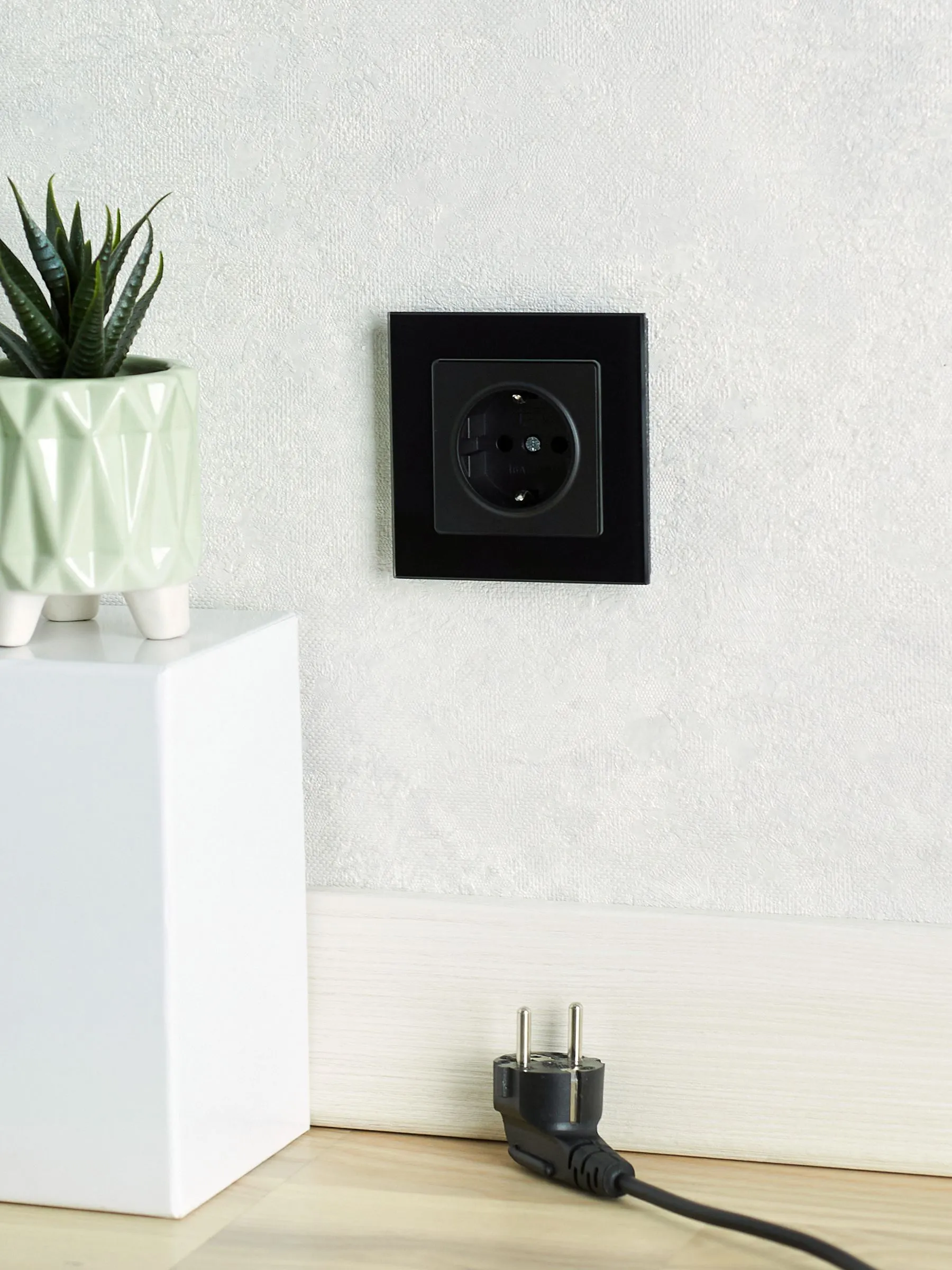 BRITE Розетка 1-местная с заземлением без защитных шторок 16А РС11-1-0-БрЧ черный IEK - Фото 7