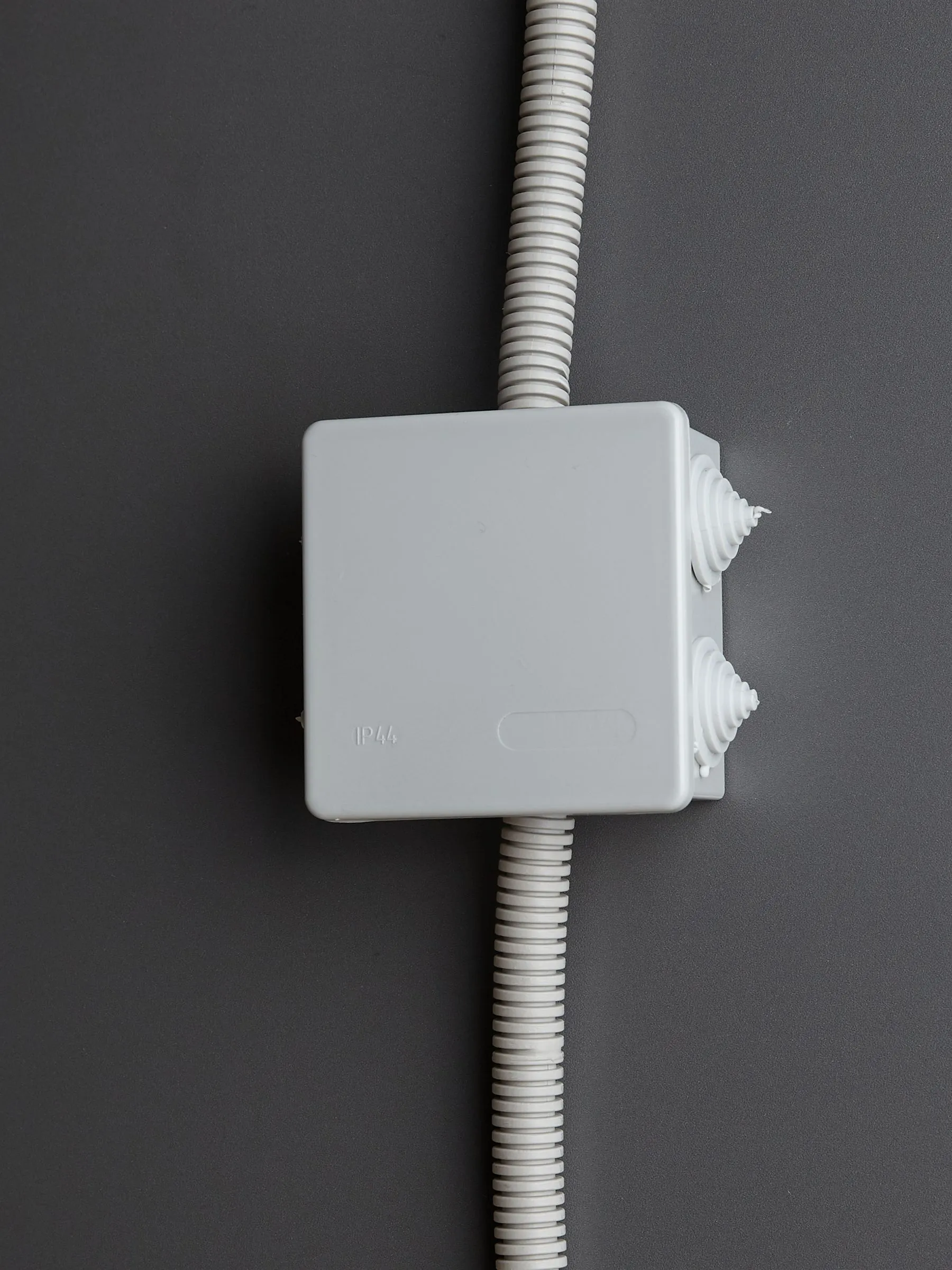 Коробка распаячная КМ41235 для открытой проводки безгалогенная (HF) 85х85х40мм IP44 6 гермовводов серая IEK