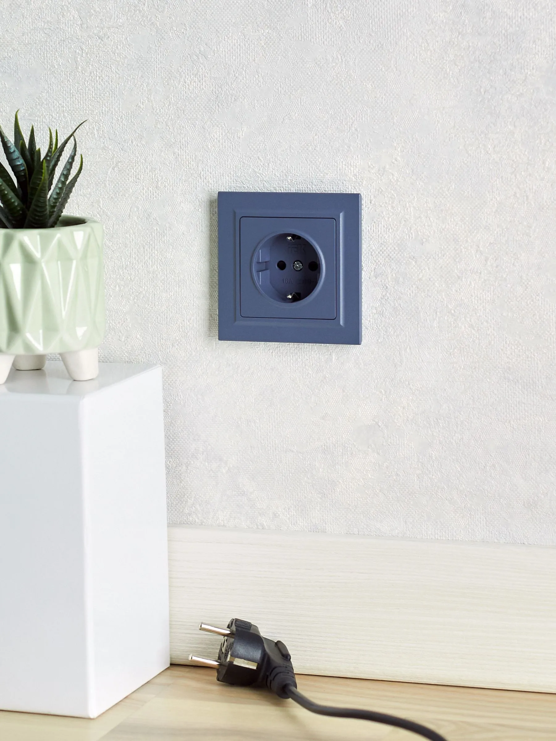 BRITE Розетка 1-местная с заземлением с защитными шторками 16А РС14-1-0-БрМ маренго IEK - Фото 6