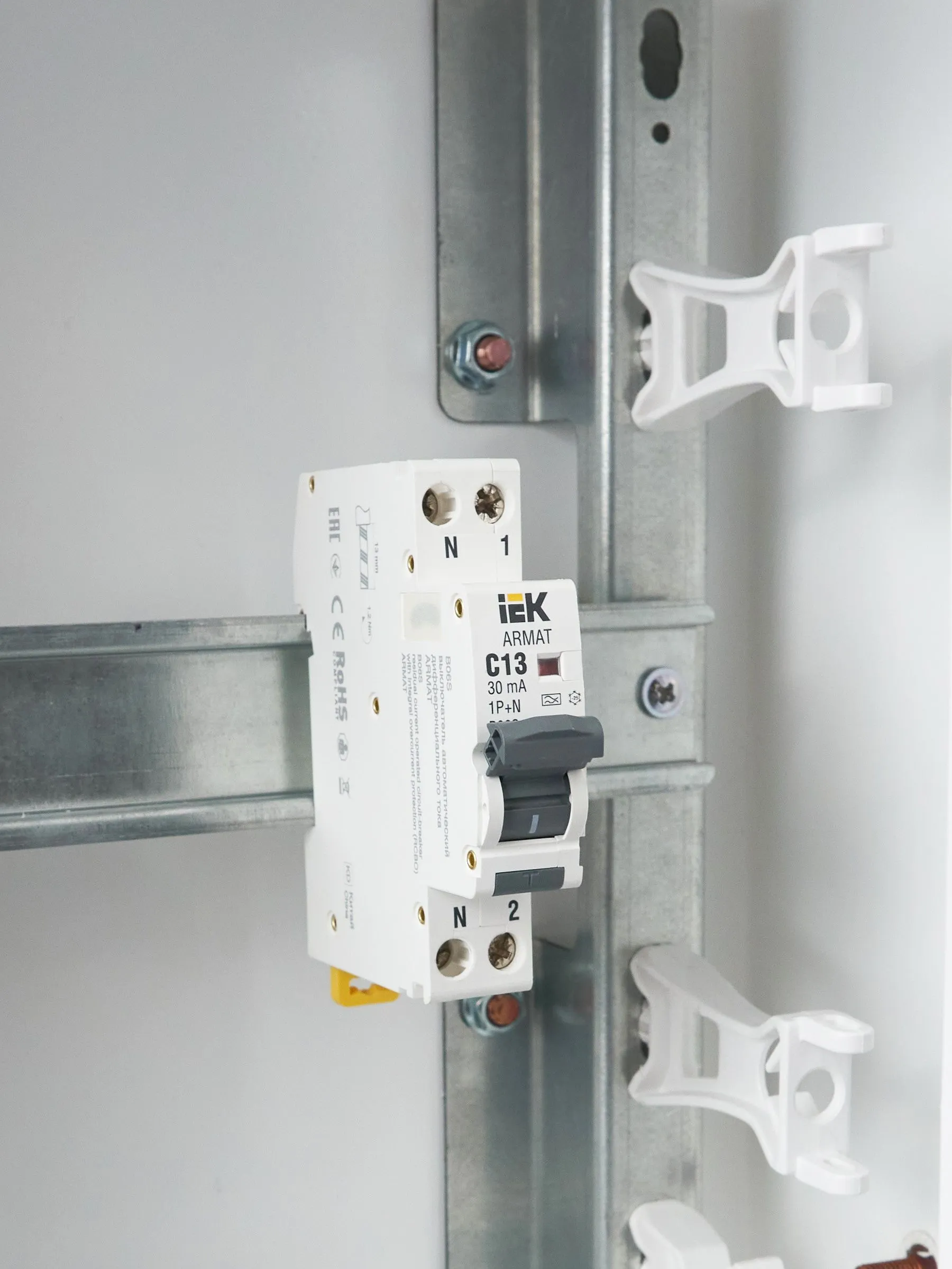 ARMAT Автоматический выключатель дифференциального тока B06S 1P+NP C13 30мА тип A (18мм) IEK - Фото 6