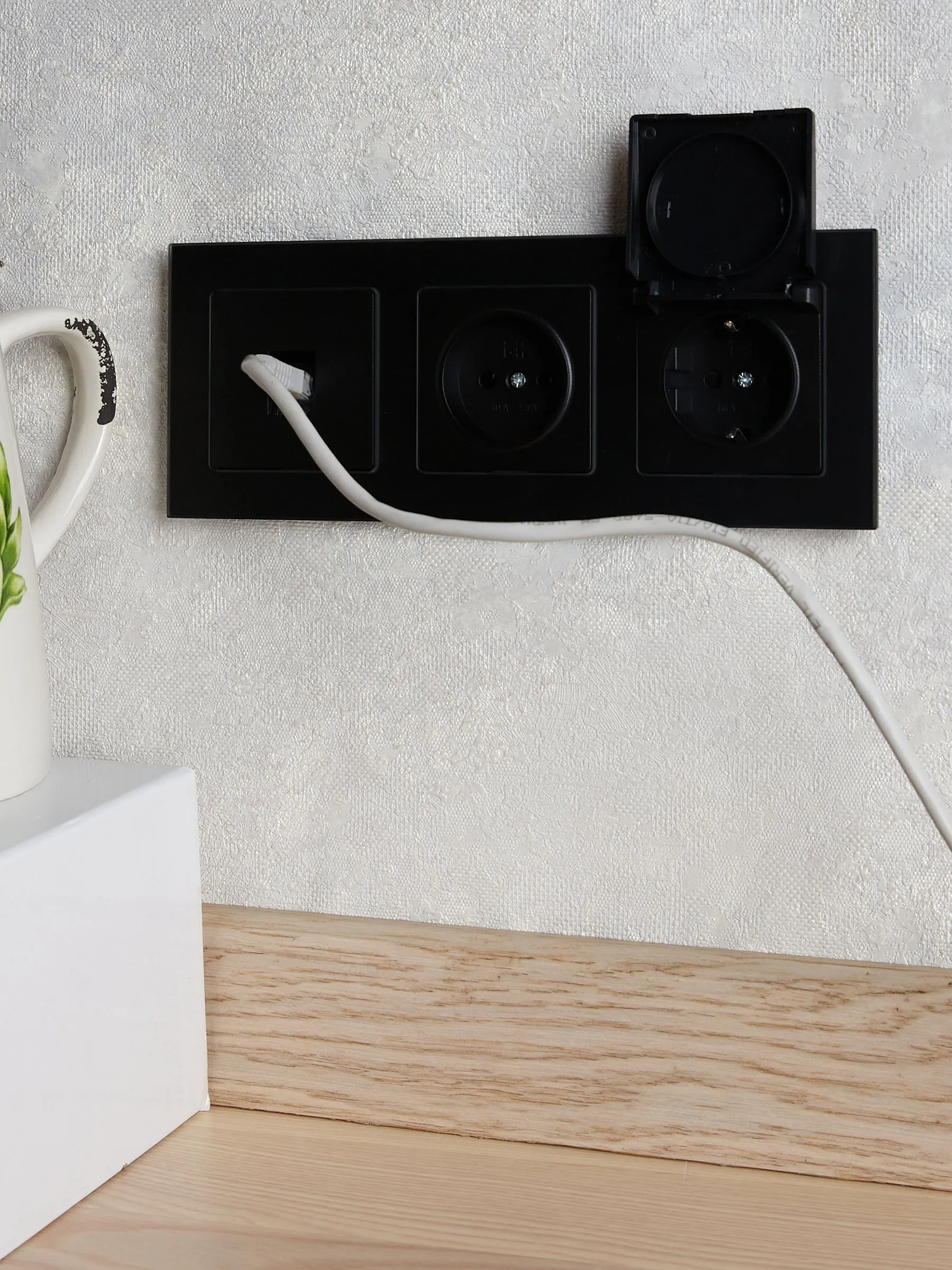 BRITE Рамка 3-местная РУ-3-2-Бр стекло черный матовый IEK - Фото 6