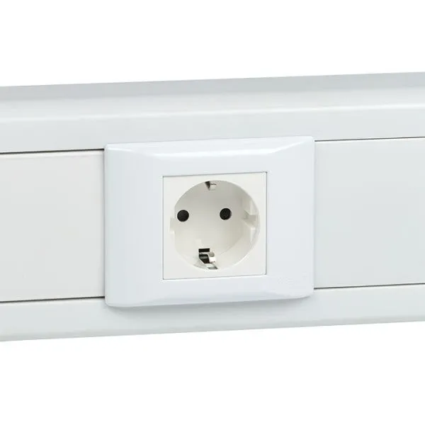 Розетка 45х45 с зазем., с защ. шторками, 90 градусов, белая EKF