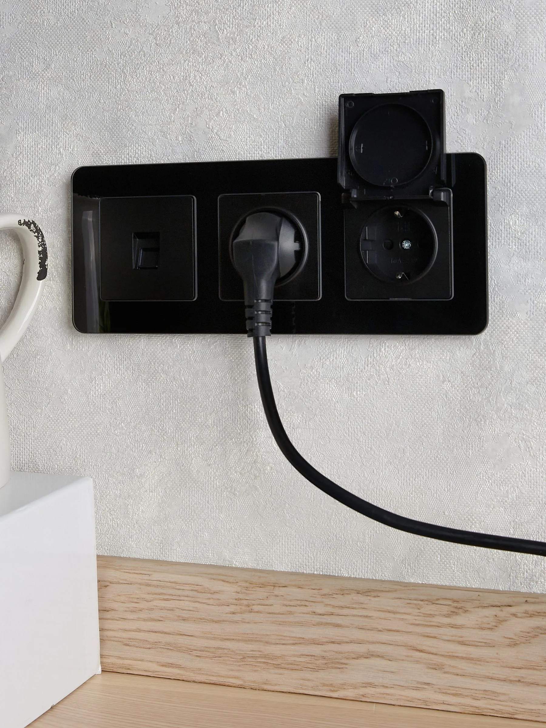 BRITE Рамка 3-местная РУ-3-2-Бр стекло черный RE IEK - Фото 6