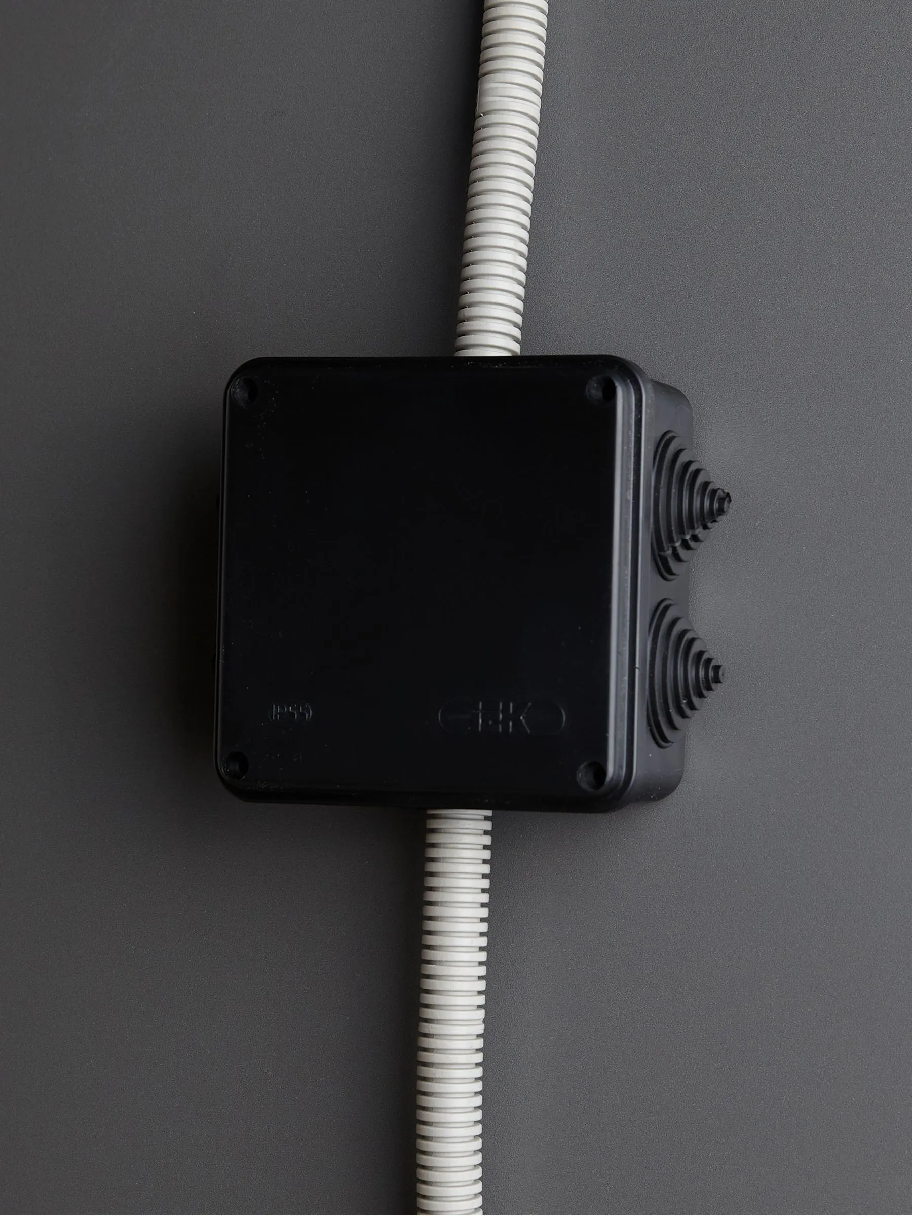 Коробка распаячная КМ41234 для открытой проводки безгалогенная (HF) 100х100х50мм IP55 6 гермовводов черная (RAL 9005) IEK - Фото 2