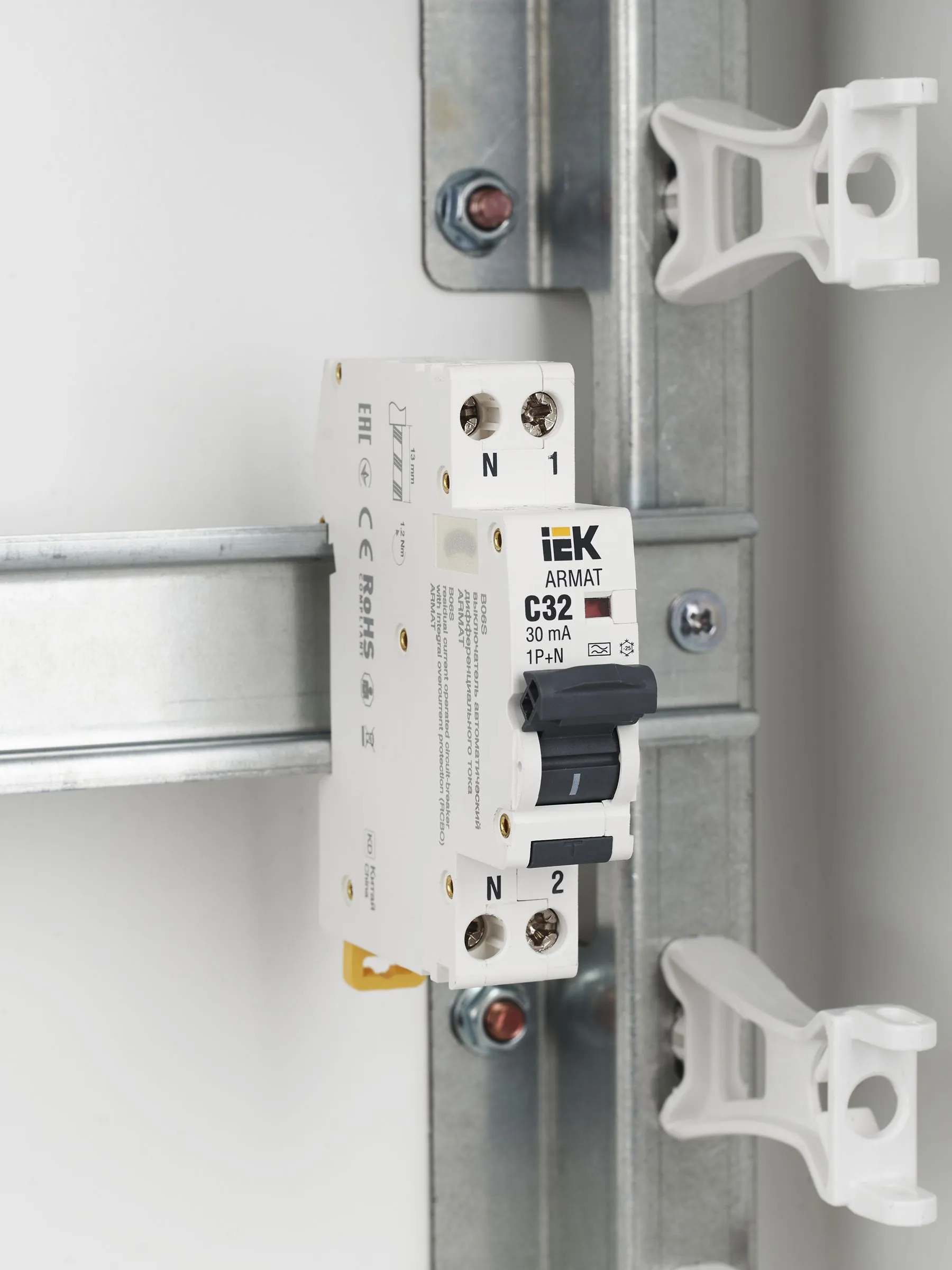 ARMAT Автоматический выключатель дифференциального тока B06S 1P+NP C32 30мА тип A (18мм) IEK - Фото 3