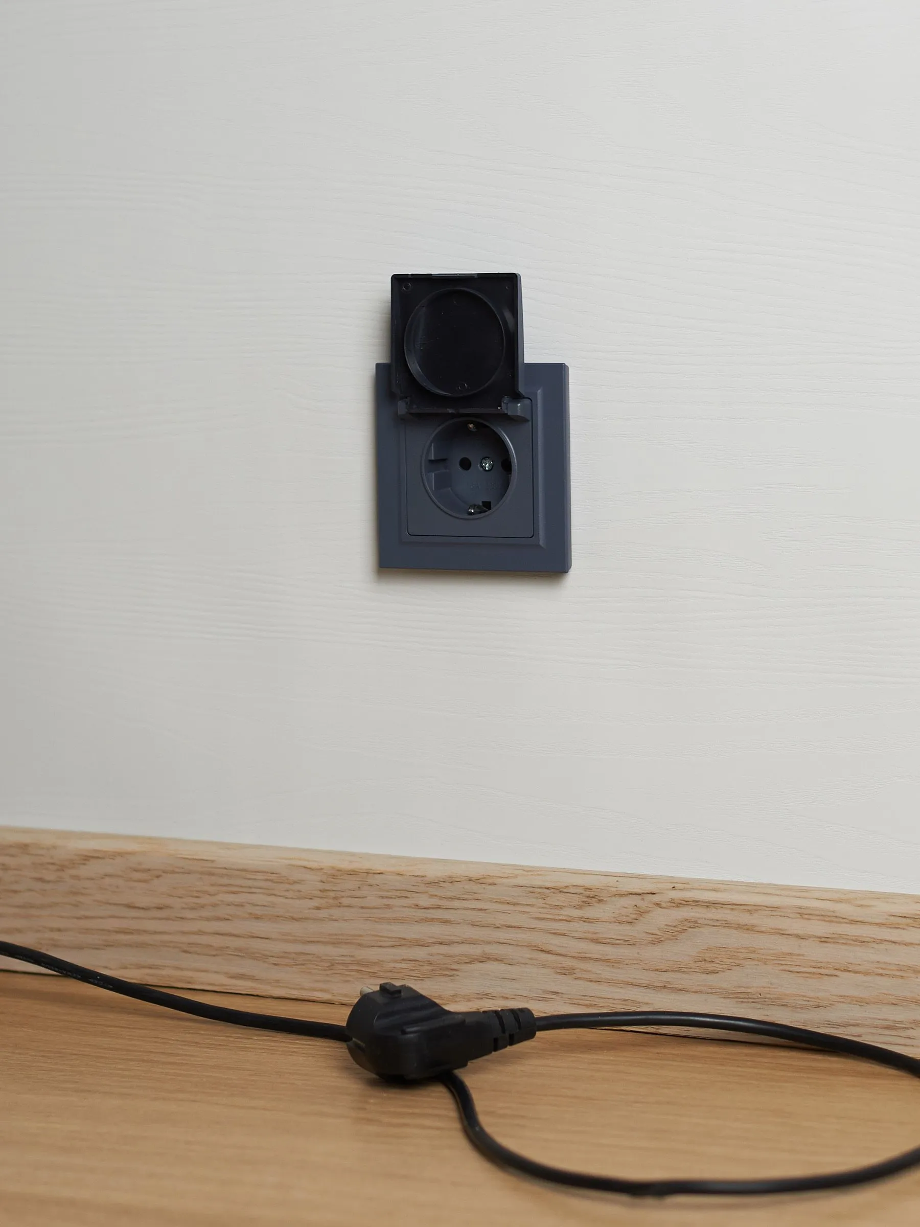 BRITE Розетка 1-местная с заземлением с защитными шторками и крышкой 16А IP20 РСбш10-3-БрМ маренго IEK - Фото 4