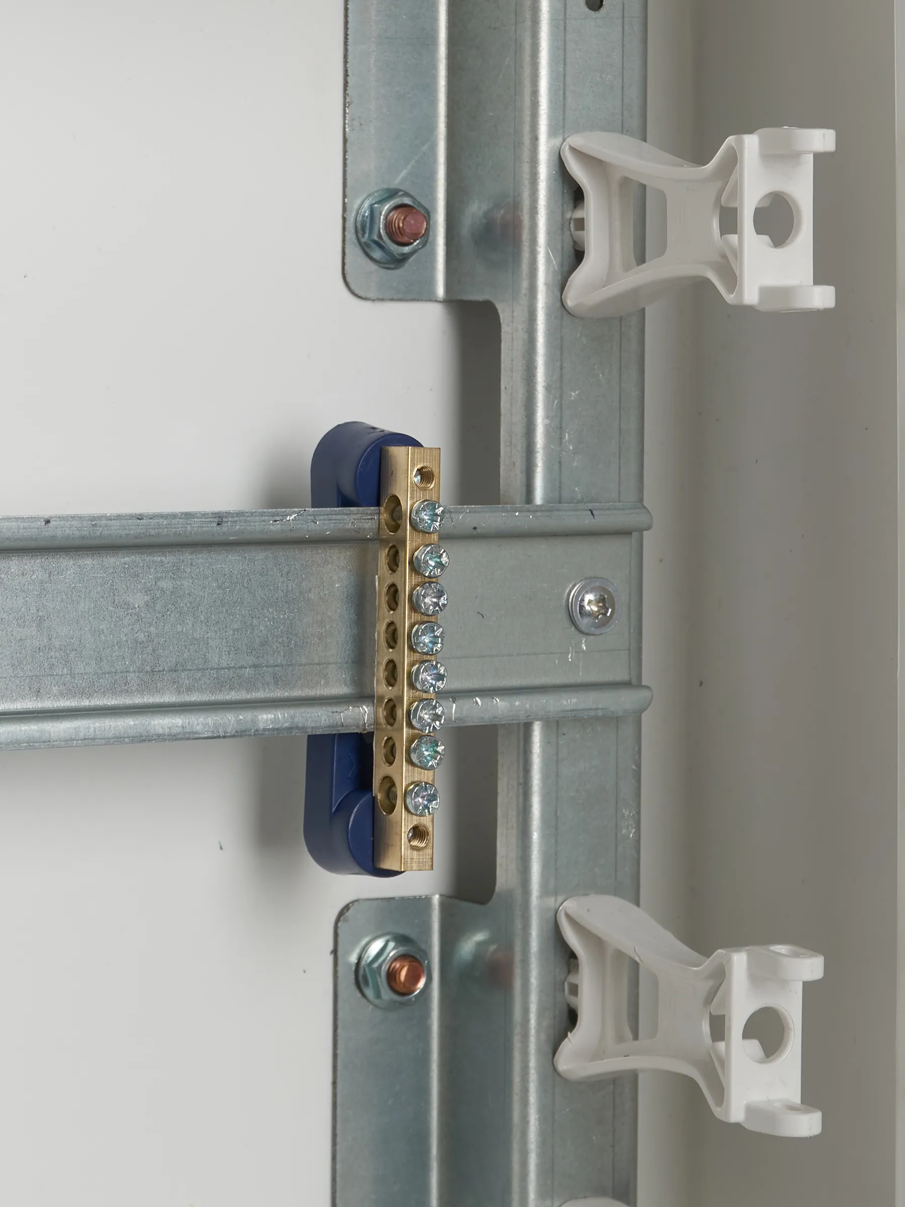 Шина N "ноль" на двух угловых изоляторах ШНИ-6х9-8-У2-С IEK - Фото 3