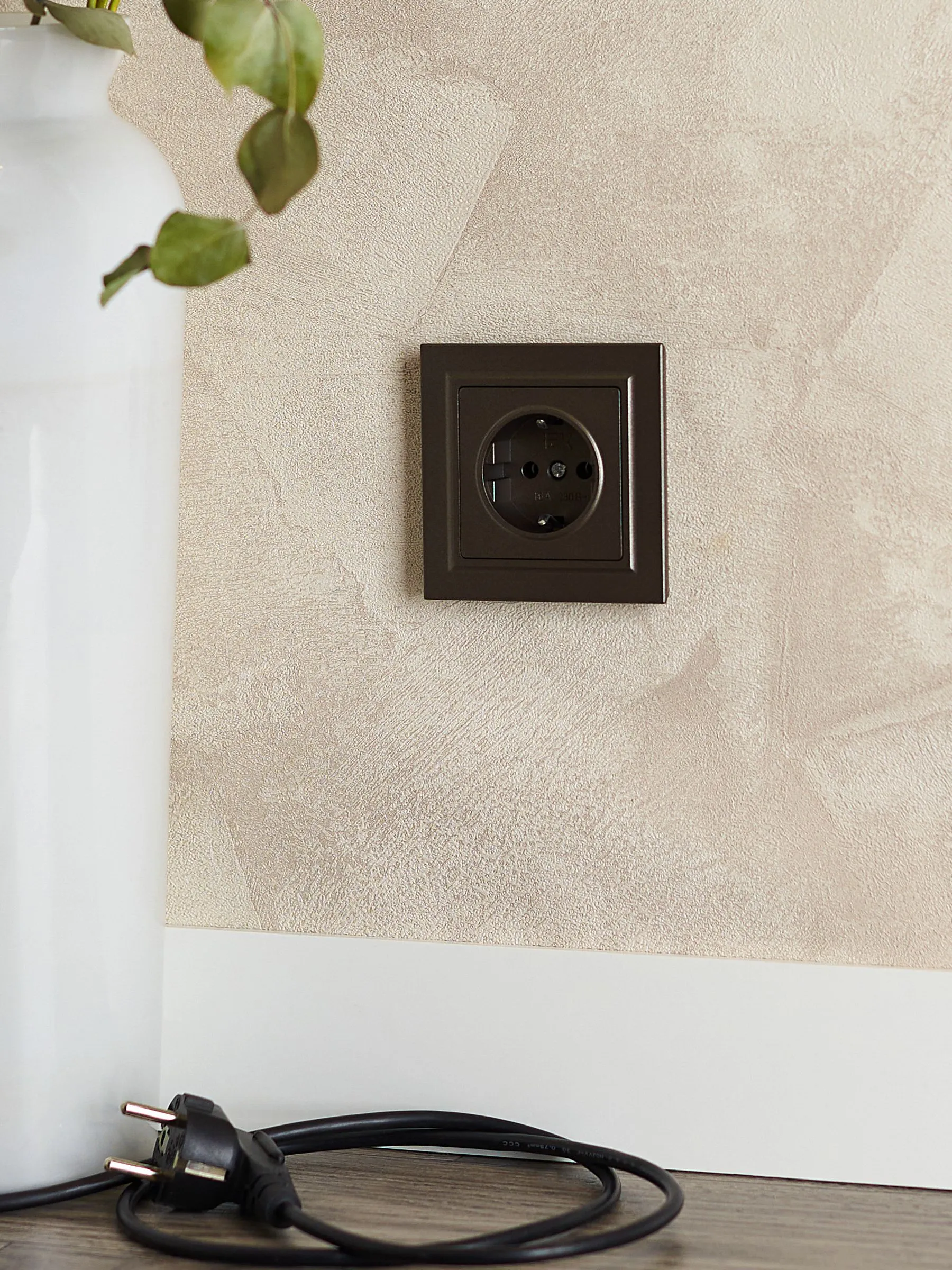 BRITE Розетка 1-местная с заземлением без защитных шторок 16А РС11-1-0-БрТБ темная бронза IEK - Фото 8