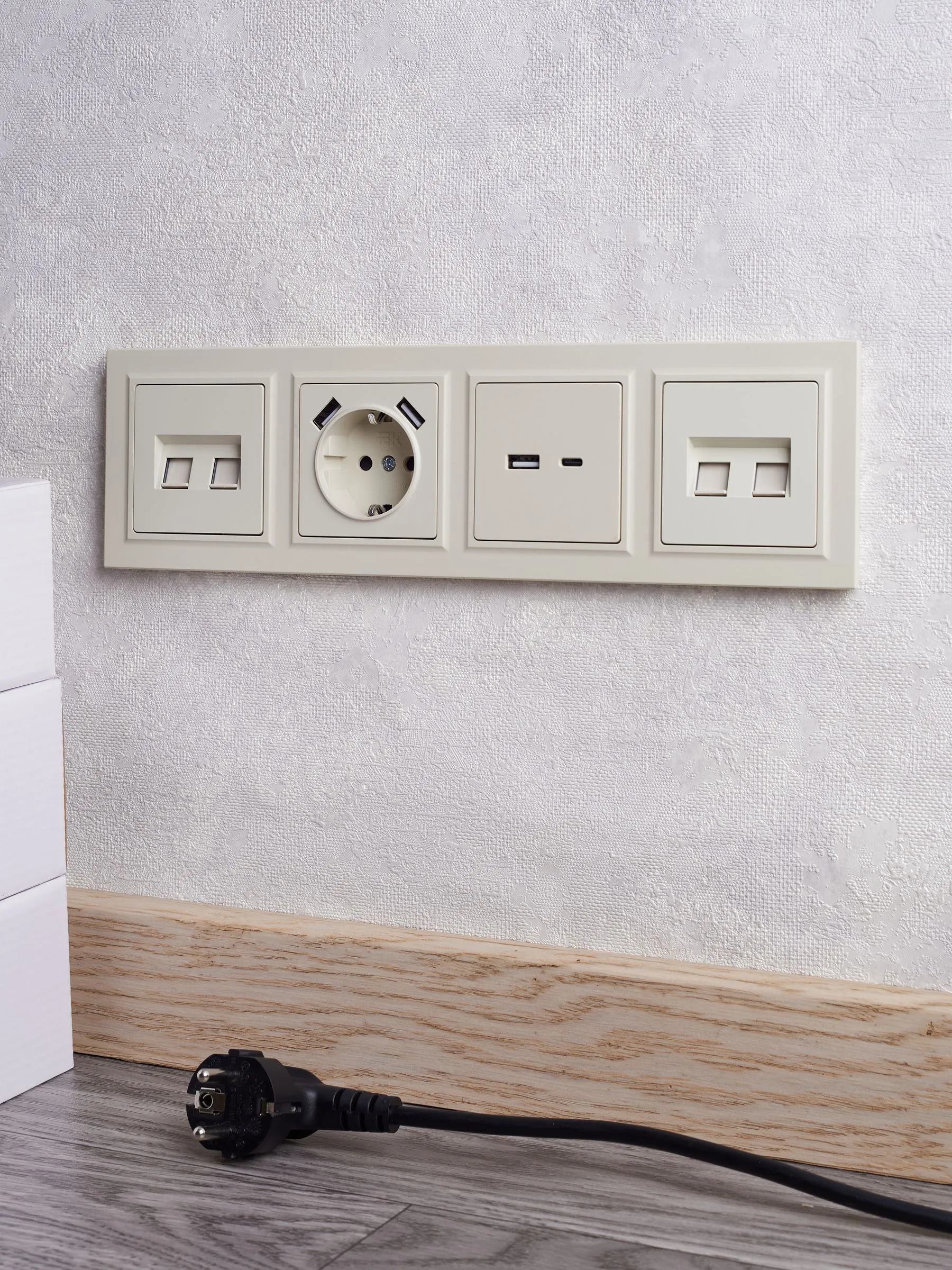 BRITE Розетка 1-местная с заземлением с защитными шторками 16А с USB A+A 5В 2,1А РЮш10-1-БрКр бежевый IEK - Фото 4