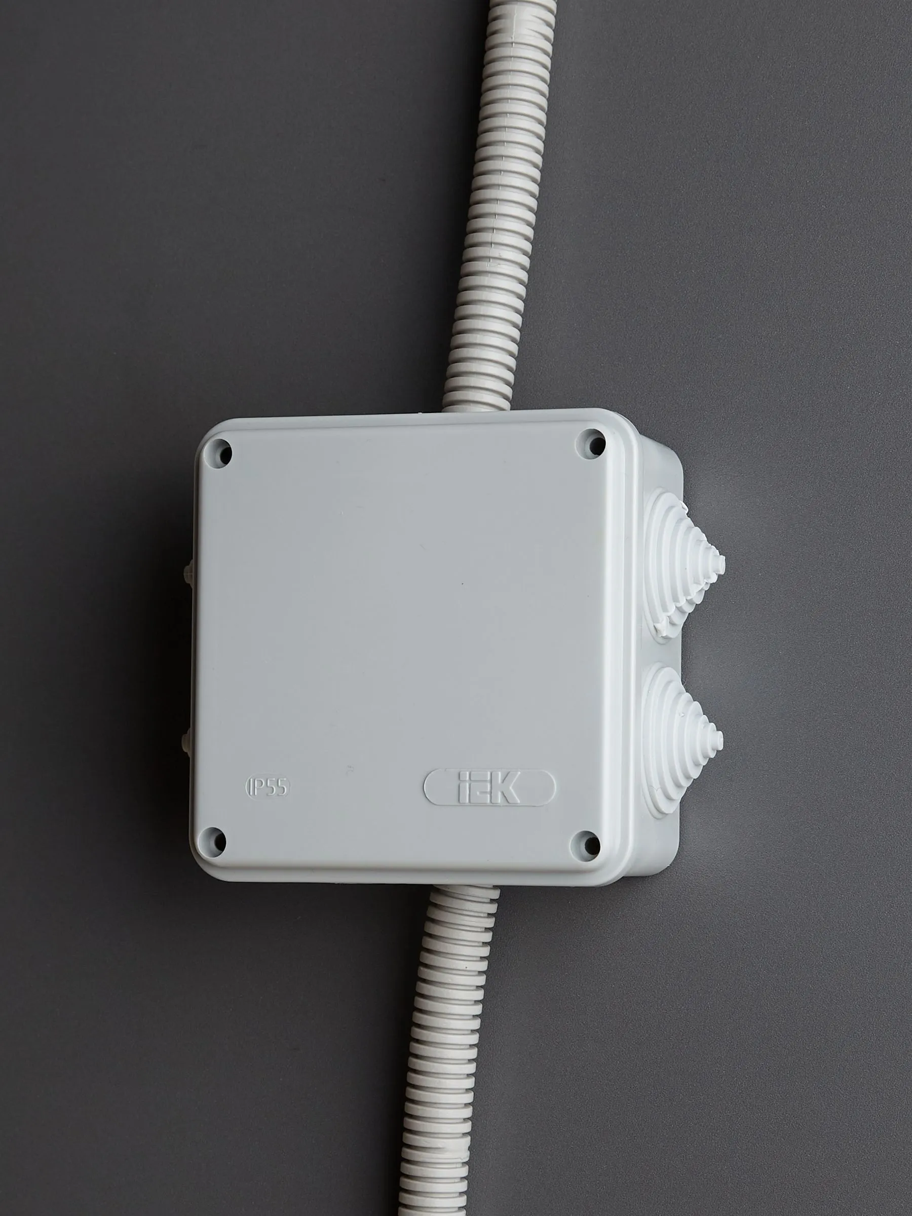 Коробка распаячная КМ41234 для открытой проводки безгалогенная (HF) 100х100х50мм IP55 6 гермовводов серая IEK