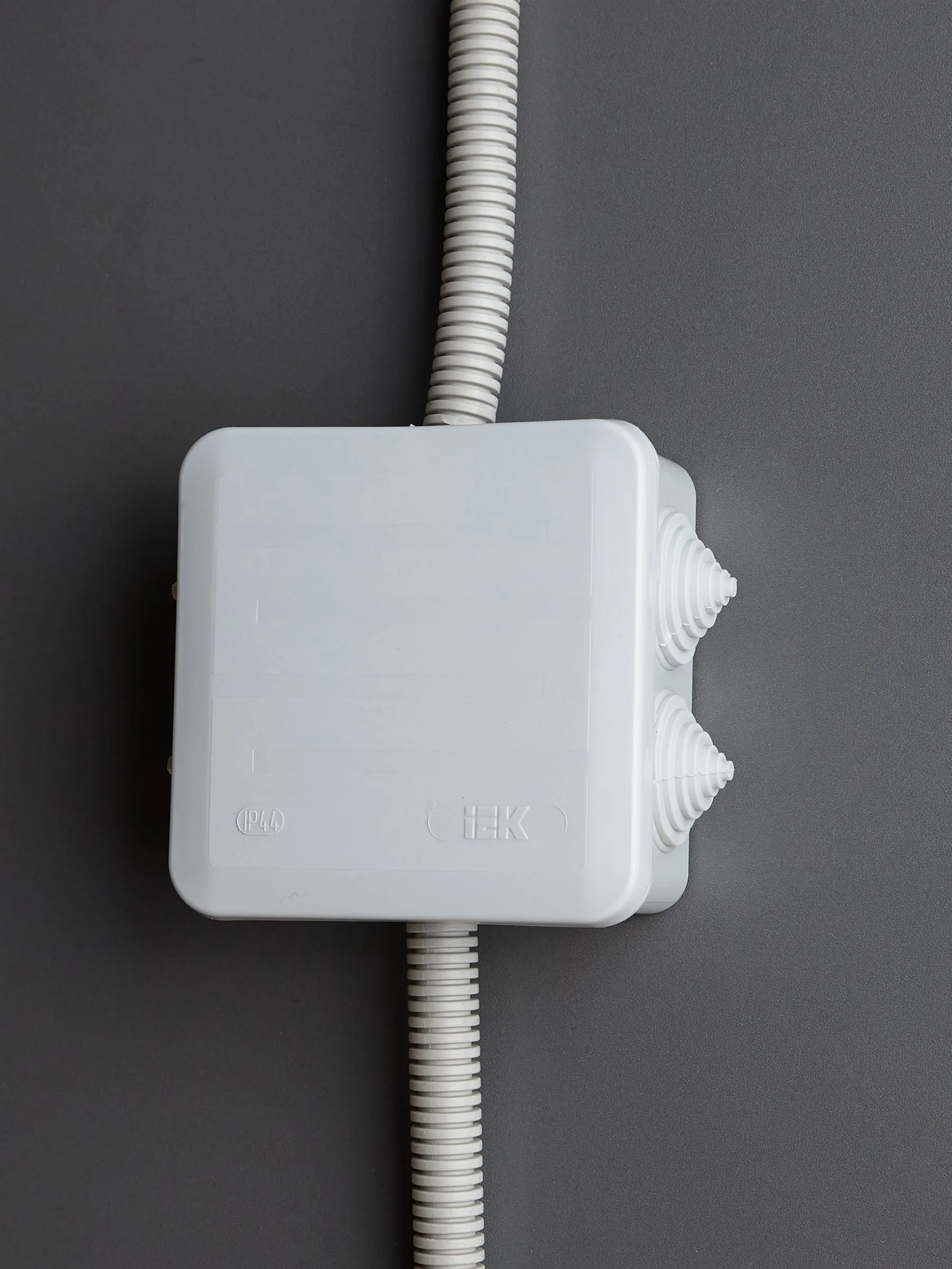 Коробка распаячная КМ41255 для открытой проводки безгалогенная (HF) 100х100х50мм с защелкивающейся крышкой IP44 6 гермовводов серая IEK - Фото 3