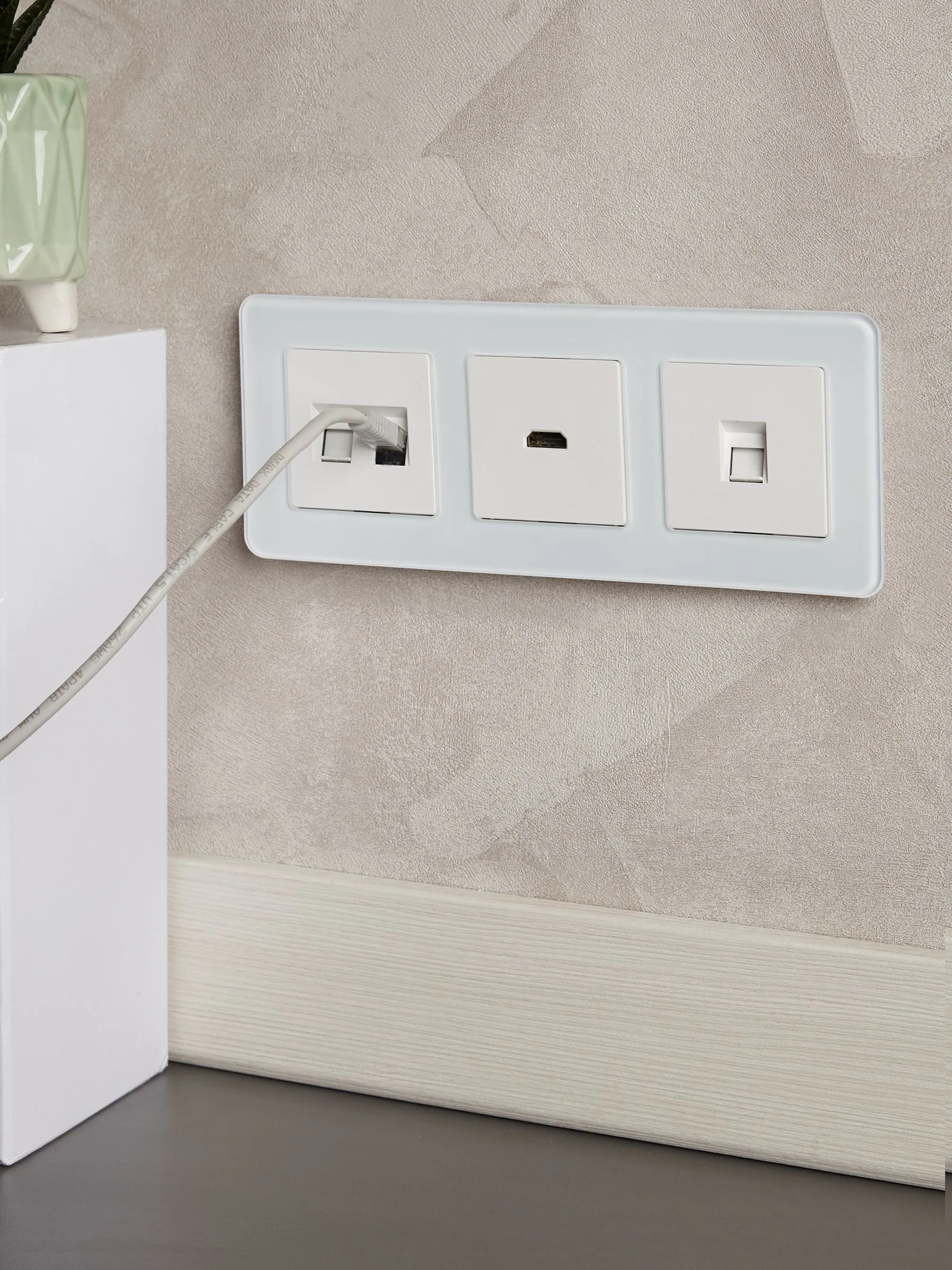 BRITE Рамка 3-местная РУ-3-2-Бр стекло белый RE IEK - Фото 4