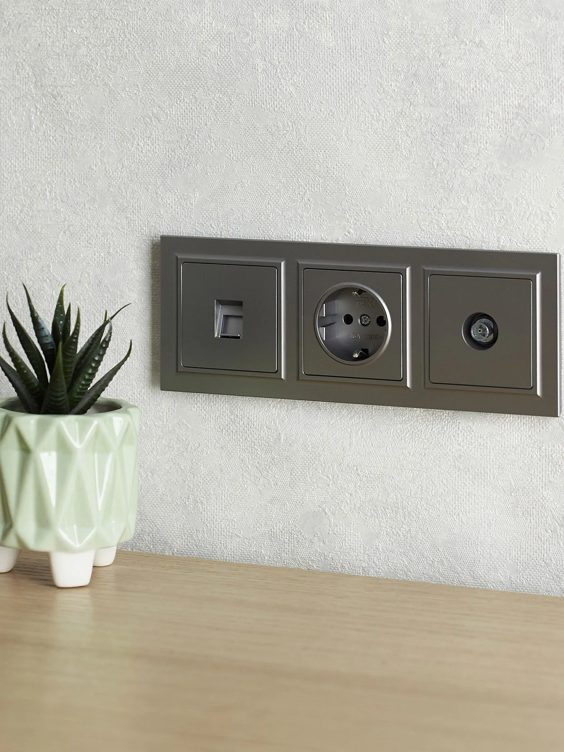 BRITE Рамка 3-местная РУ-3-БрС сталь IEK - Фото 3