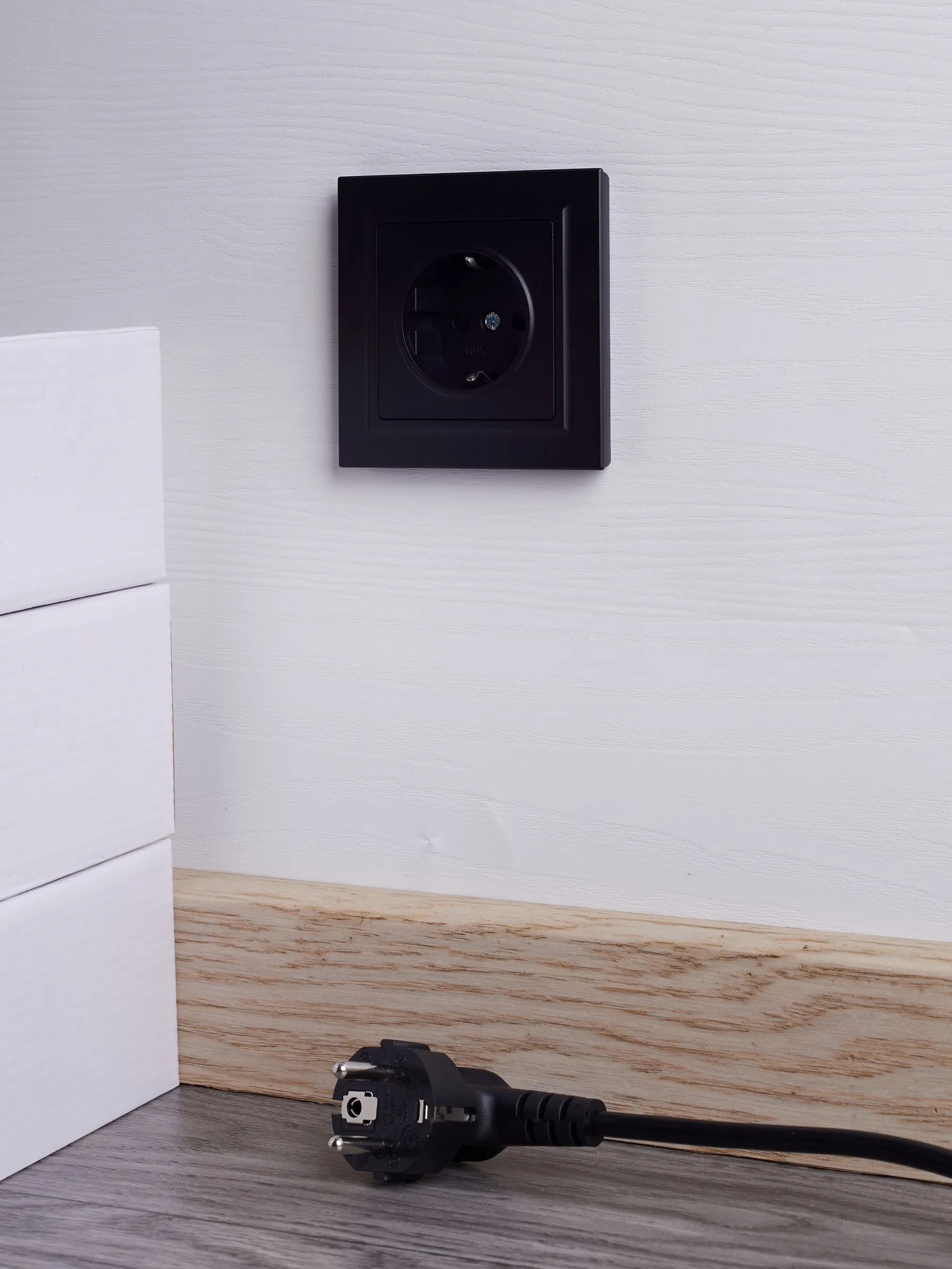 BRITE Розетка 1-местная с заземлением с защитными шторками 16А в сборе РСР14-1-0-БрЧ черный IEK - Фото 5